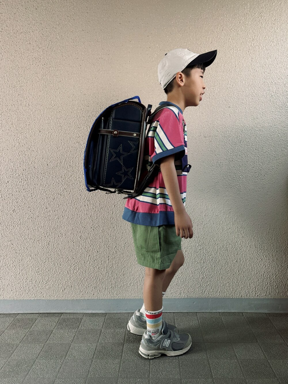 「夏コーデ、ボーダー、ショートパンツ、カーキ、カーゴパンツ、ニューバランス、スニーカー、厚底シューズ、キャップ、パステルカラー、カジュアル、プチプラ、ピンク」｜「chiyumiんのアイテム（Tシャツ/カットソー、ピンク系）」を使った、HeROさん（キッズ・122cm）の夏コーディネートの3枚目の写真