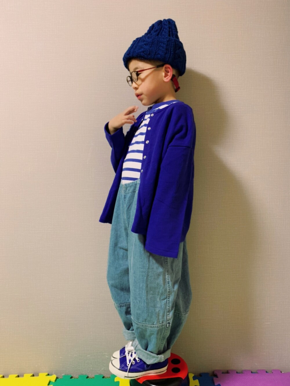 「ワントーンコーデ、ボーダートップス、サロペット、韓国子供服、コンバース、ハイカットスニーカー、めがね、ニット帽、カーディガン、スウェット、markey's」｜「antiquaのロンT ポイントLOGOで。定番を一捻り！（Tシャツ/カットソー、ホワイト系）」を使った、HeROさん（キッズ・110cm）の冬コーディネートの2枚目の写真