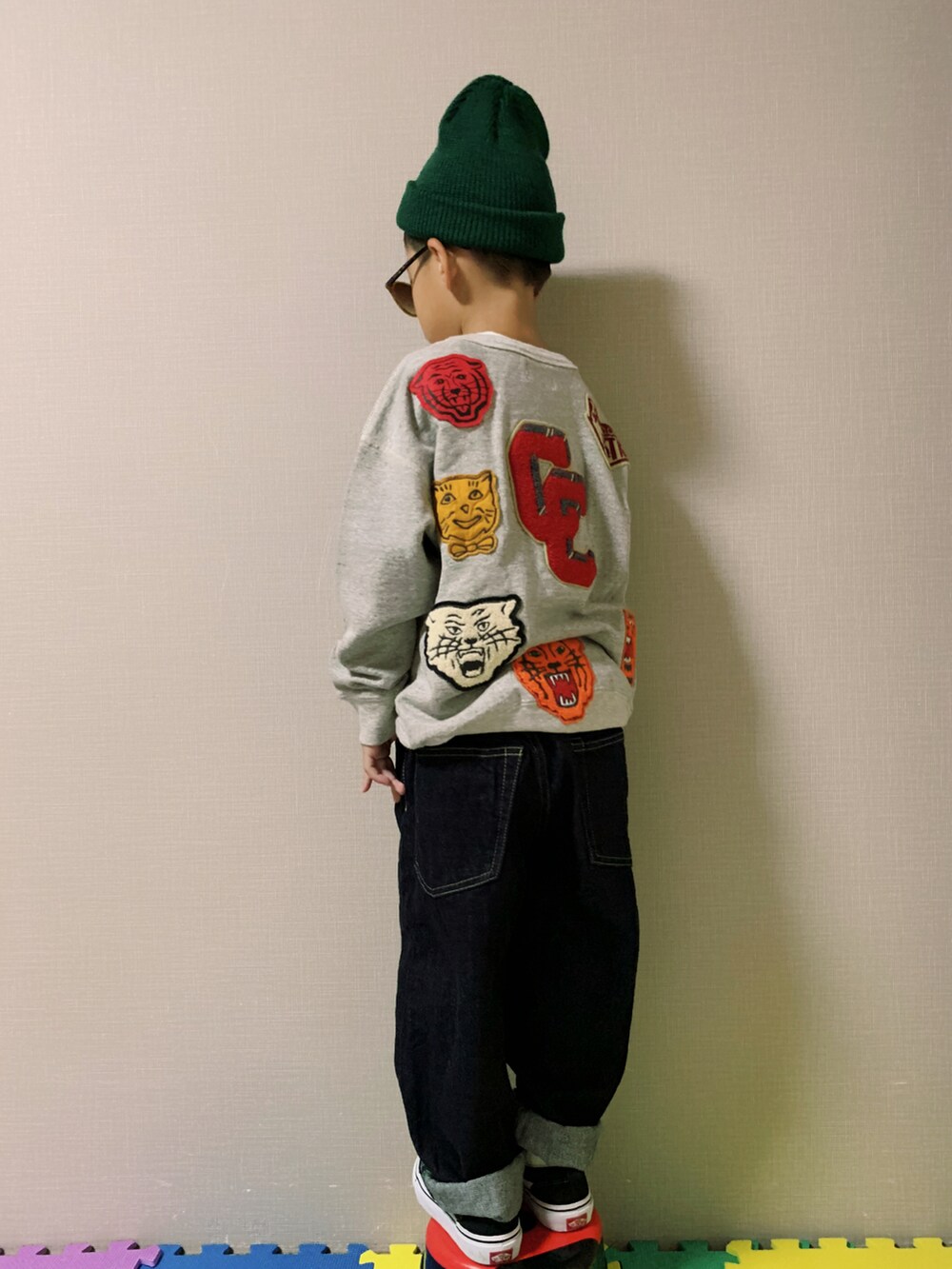 「カジュアルコーデ、スウェット、グレー、デニムパンツ、デニム、ワイドパンツ、VANS、スニーカー、ニット帽、グリーン、3coins、シンプルコーデ、ストリート、サングラス」|「DENIM DUNGAREEのトンプキン裏毛 フクダ ワッペン スウェット(スウェット、グレー系)」を使った、HeROさん(キッズ・120cm)の秋コーディネートの3枚目の写真