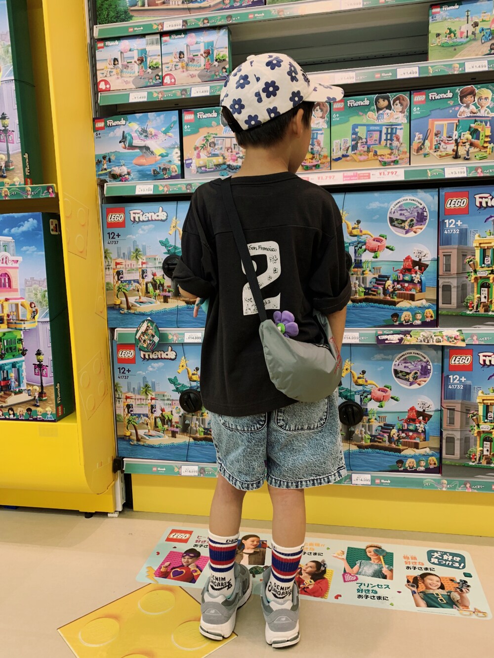 「秋服まるっと大公開、ロンT、プリントT、デニム、デニムパンツ、NEWBALANCE、スニーカー、ハーフパンツ、花柄、キャップ、ショルダーバッグ、カジュアルコーデ、秋コーデ、お出かけコーデ」｜「DENIM DUNGAREEのアイテム（Tシャツ/カットソー、ブラック系）」を使った、HeROさん（キッズ・120cm）の秋コーディネートの3枚目の写真