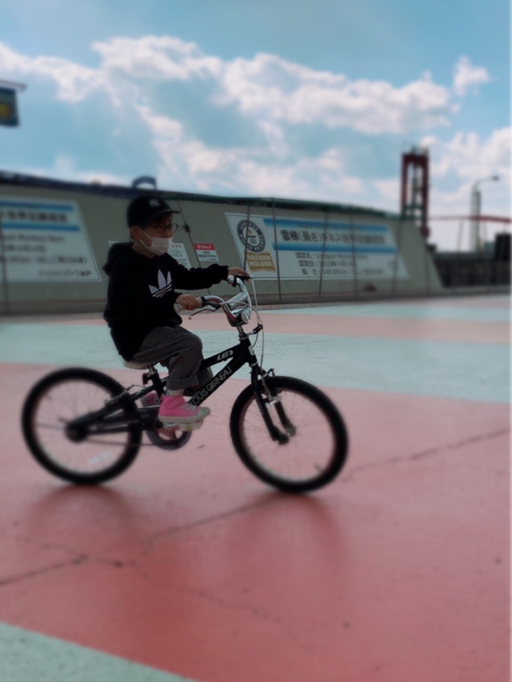 「パーカー、スウェット、キルティングジャケット、ジャケット、ハイカットスニーカー、コンバース、キャップ、めがね、休日スタイル、ストリート、カジュアルコーデ、パステルカラー、パステル映える春」|「CIAOPANIC TYPYの【KIDS】OSORO AIRTECHウォッシャブルアウター(ノーカラージャケット、グリーン系)」を使った、HeROさん(キッズ・110cm)の春コーディネートの5枚目の写真