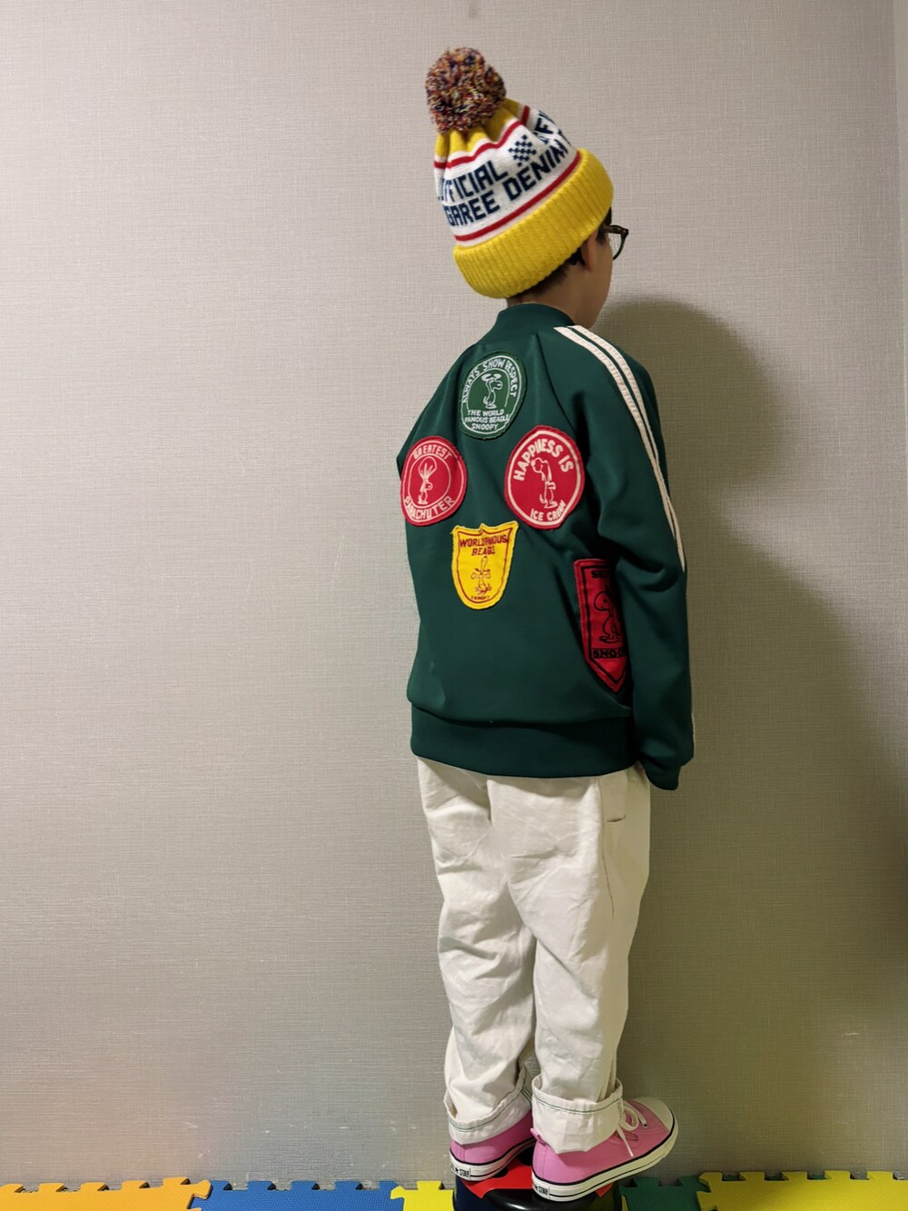 ブラック系のTシャツ/カットソー、その他のその他アウター、ホワイト系のパンツを着用したキッズの春コーディネートの2枚目の写真