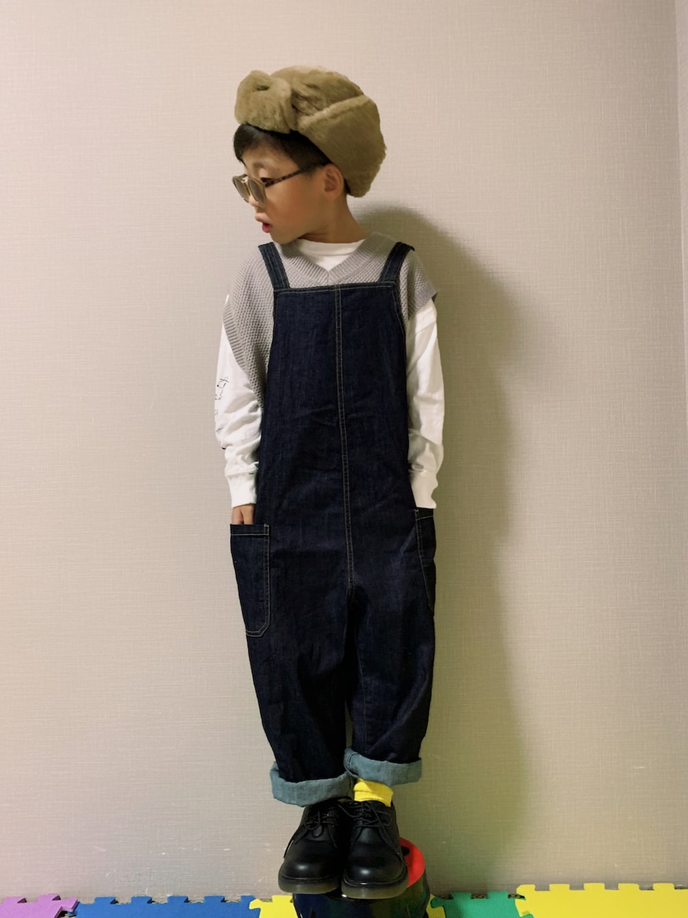 「サロペット、デニム、デニムパンツ、ベスト、ニットベスト、ロンT、レースアップシューズ、ニット帽、プチプラ、西松屋、サングラス、シンプルコーデ、秋コーデ、カジュアルコーデ、イエロー」|「quoti use fithのライトオンスデニムサロペット(サロペット/オーバーオール、ブルー系)」を使った、HeROさん(キッズ・120cm)の秋コーディネートの4枚目の写真