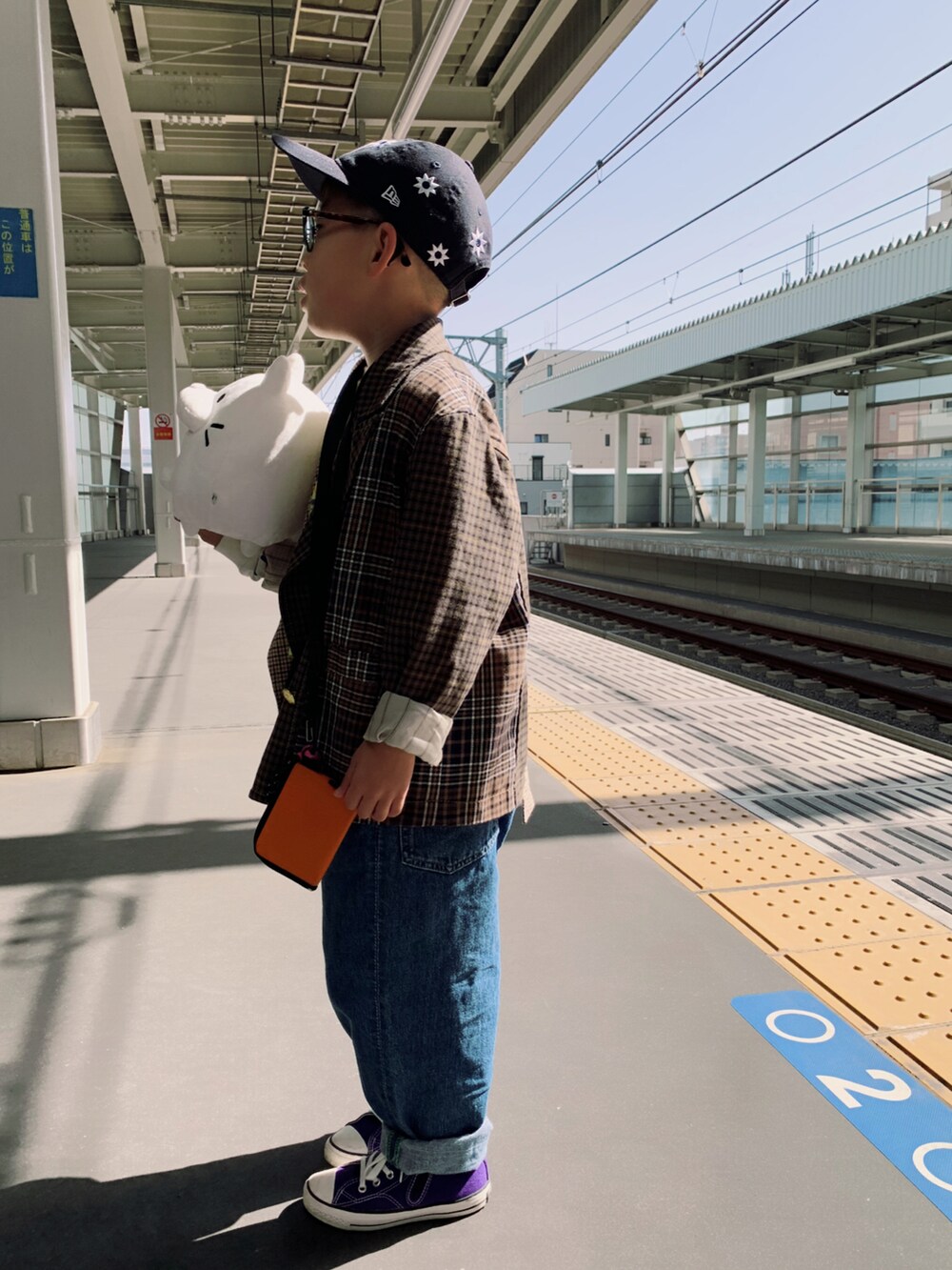 「春服デビュー宣言、ジャケット、チェック、ロゴT、デニム、デニムパンツ、ワイドパンツ、コンバース、ハイカットスニーカー、ポシェット、キャップ、花柄、めがね、ネオンカラー」｜「GO TO HOLLYWOODのアイテム（Tシャツ/カットソー、イエロー系）」を使った、HeROさん（キッズ・120cm）の春コーディネートの2枚目の写真