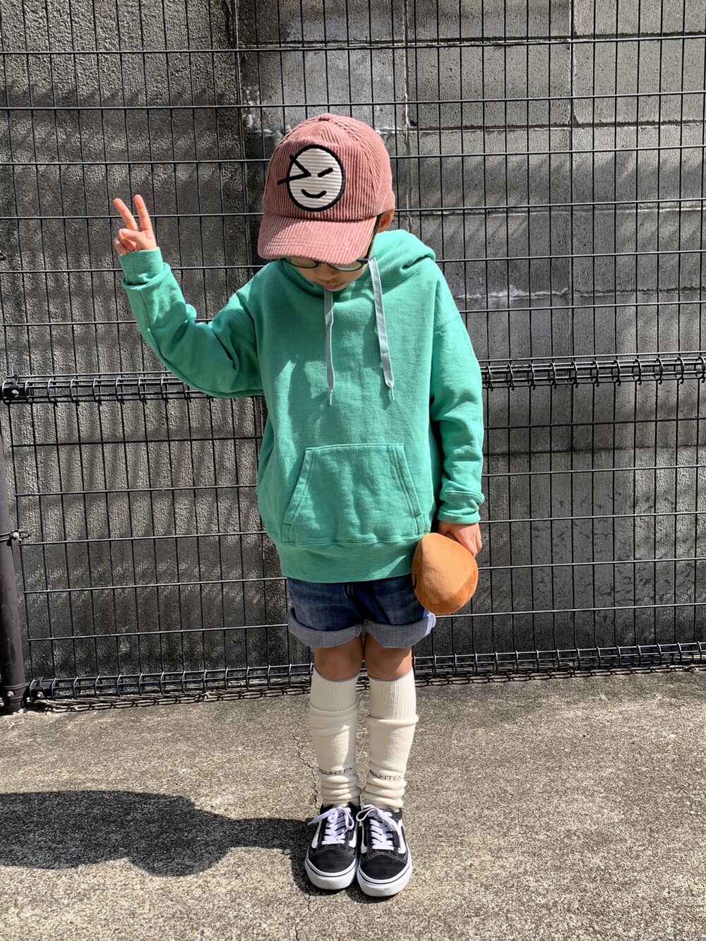 「春服デビュー宣言、春服みてみて、春色、パステル映える春、パステルカラー、スウェット、デニム、デニムパンツ、VANS、ピンク、キャップ、めがね、休日スタイル、レイヤードスタイル」｜「GO TO HOLLYWOODのアイテム（パーカー、グリーン系）」を使った、HeROさん（キッズ・120cm）の春コーディネートの2枚目の写真
