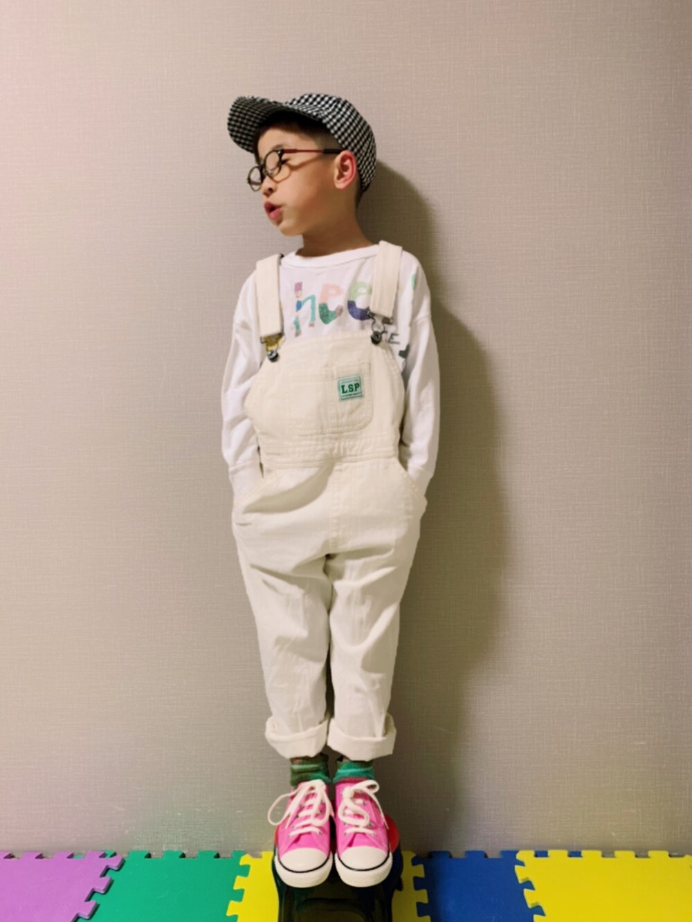 ホワイト系のTシャツ/カットソー、ホワイト系のサロペット/オーバーオール、ピンク系のスニーカーを着用したキッズの春コーディネートの2枚目の写真