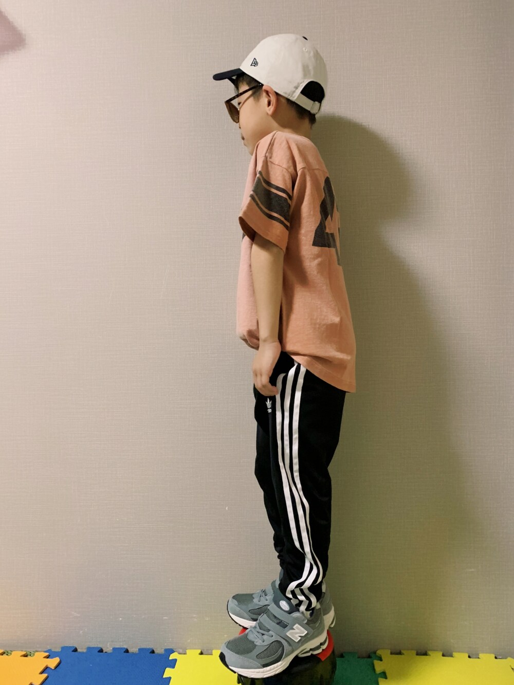 「ロゴT、トラックパンツ、ラインパンツ、adidas、New Balance、スニーカー、キャップ、サングラス、休日スタイル、春コーデ、カジュアルコーデ、ピンク」|「DENIM DUNGAREEのアイテム(Tシャツ/カットソー、オレンジ系)」を使った、HeROさん(キッズ・120cm)の春コーディネートの3枚目の写真