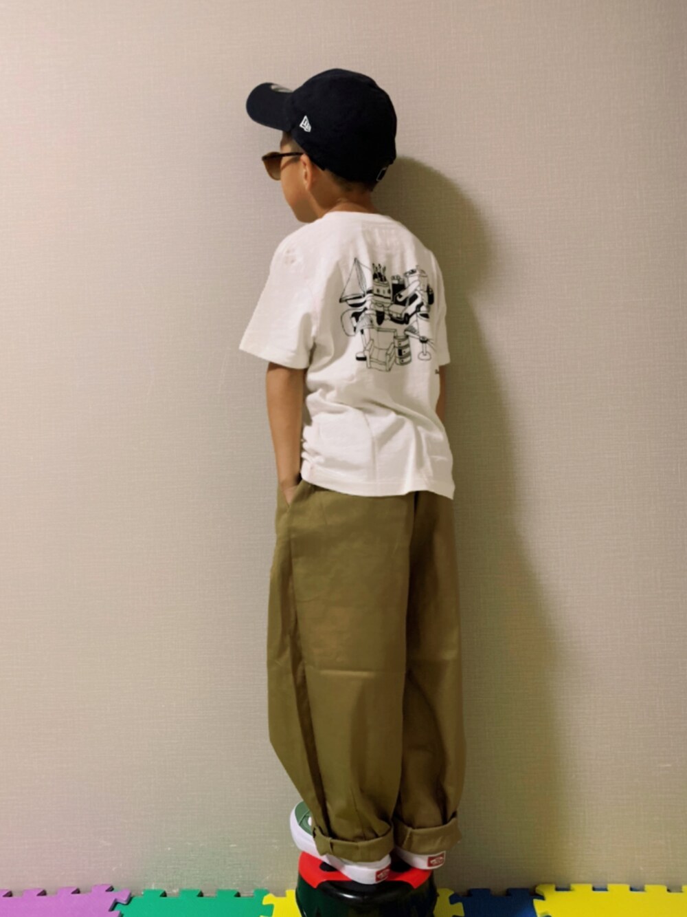 「チノパン、白Tシャツ、プリントT、devirock、ワイドパンツ、VANS、グリーン、ストリート、キャップ、サングラス、夏コーデ、夏だ！Tシャツ着よう！、シンプルコーデ」｜「GO TO HOLLYWOODのアイテム（Tシャツ/カットソー、ホワイト系）」を使った、HeROさん（キッズ・110cm）の夏コーディネートの3枚目の写真