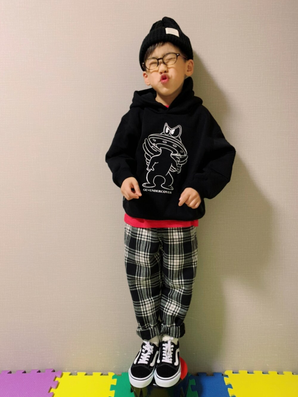 「プチプラ、GU、西松屋、ニット帽、めがね、チェック柄に恋してる、オールブラック、ワントーンコーデ、スウェット、パーカー、モノトーン、レイヤードスタイル、チェックパンツ、冬コーデ」｜「GUのアイテム（パーカー、ブラック系）」を使った、HeROさん（キッズ・110cm）の冬コーディネートの4枚目の写真