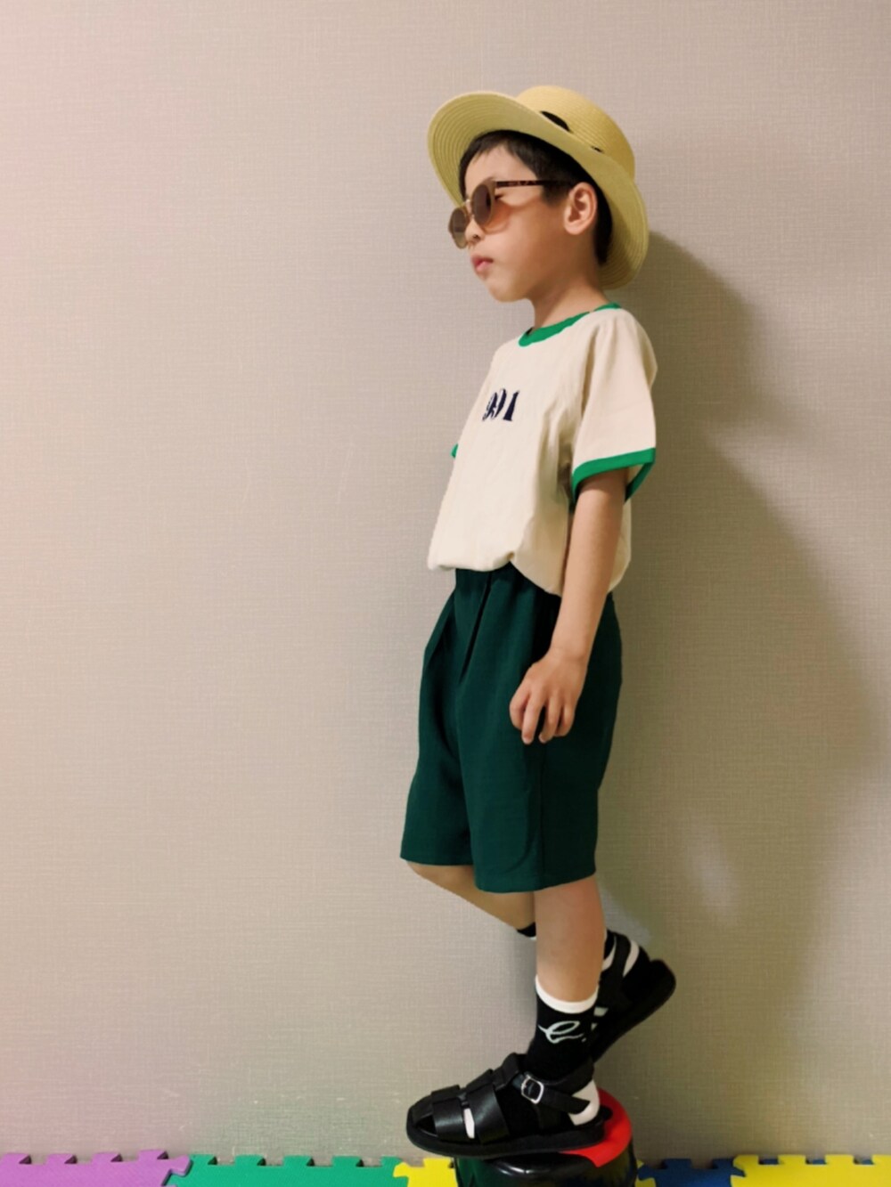 「ごきげんウィーク、休日スタイル、グリーン、ZOZOKIDSDAY、モード、フォーマル、ロゴT、ハーフパンツ、グルカサンダル、サングラス、カンカン帽、BREEZE、春夏コーデ、タックイン、白Tシャツ」｜「LOWRYS FARMのリンガーＴＥＥＳＳ　938944（Tシャツ/カットソー、ベージュ系）」を使った、HeROさん（キッズ・110cm）の春コーディネートの3枚目の写真