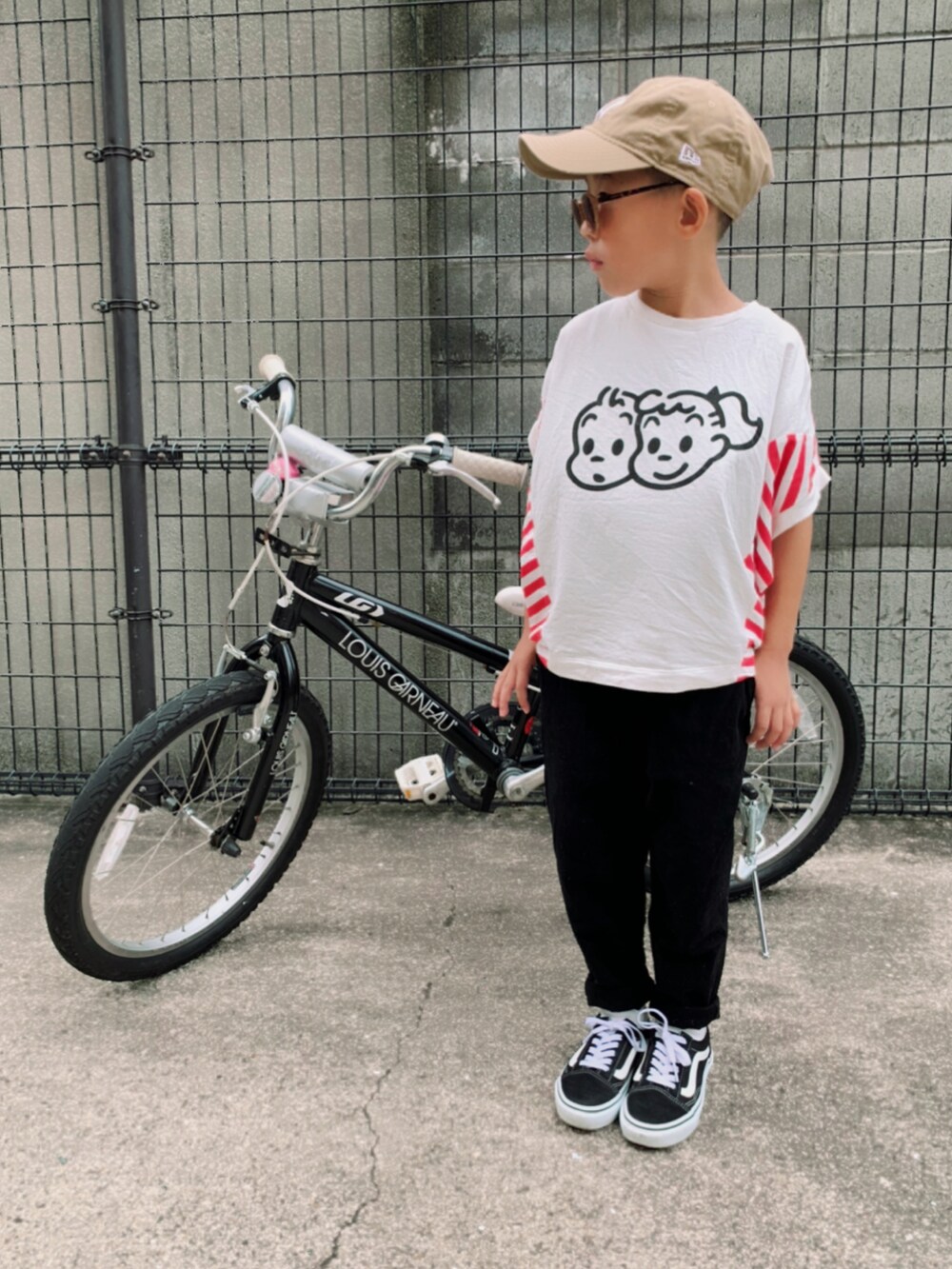 「ボーダー、白Tシャツ、プリントT、VANS、スニーカーコーデ、ストリート、キャップ、サングラス、カジュアルコーデ、夏コーデ、夏だ！Tシャツ着よう！、ビッグシルエット」｜「GROOVY COLORSのアイテム（Tシャツ/カットソー、レッド系）」を使った、HeROさん（キッズ・110cm）の夏コーディネートの5枚目の写真