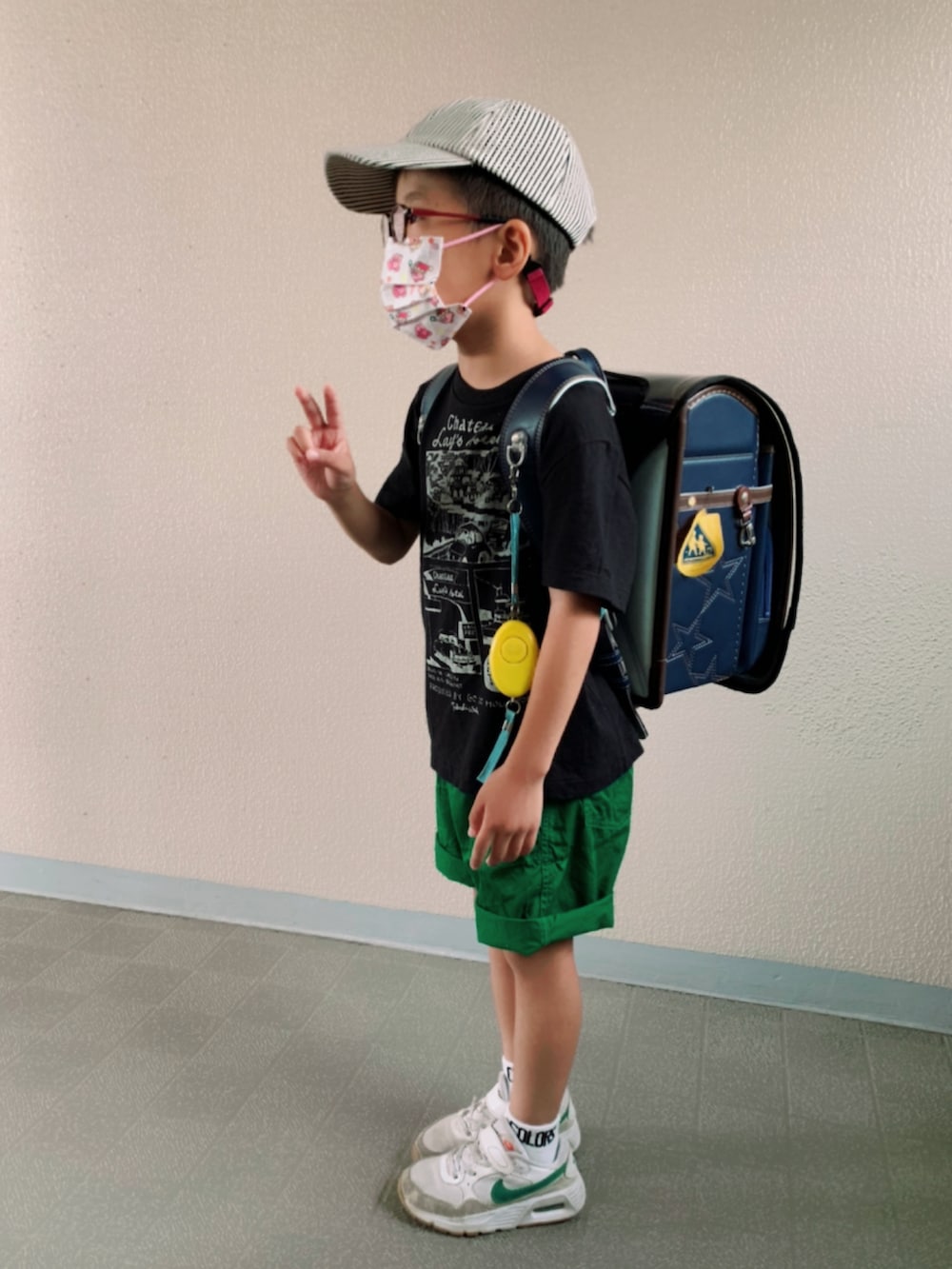 「プリントT、ハーフパンツ、グリーン、カラーパンツ、NIKE、白スニーカー、キャップ、めがね、ビタミンカラー、ネオンカラー、夏コーデ、夏だ!Tシャツ着よう!、カジュアルコーデ」|「GO TO HOLLYWOODのアイテム(Tシャツ/カットソー、ブラック系)」を使った、HeROさん(キッズ・110cm)の夏コーディネートの2枚目の写真