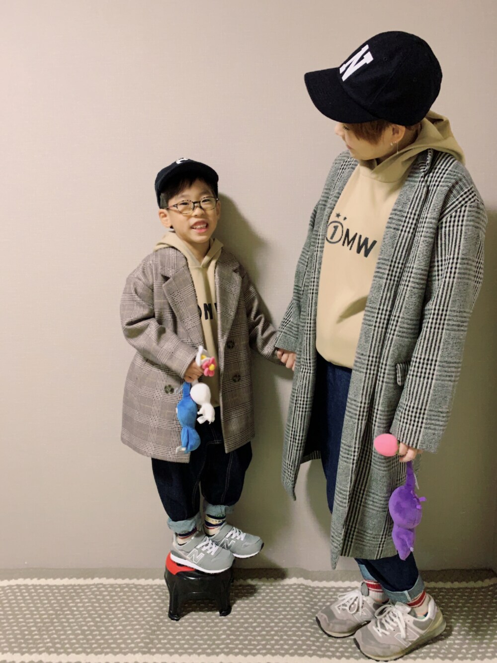 「チェック、スウェット、コート、キャップ、パーカー、New Balance、めがね、GU、休日スタイル、デニムパンツ、プチプラ、アースカラー、リンクコーデ、Branshes、チェック柄に恋してる」｜「GUのアイテム（パーカー、ベージュ系）」を使った、HeROさん（キッズ・110cm）の秋コーディネートの2枚目の写真