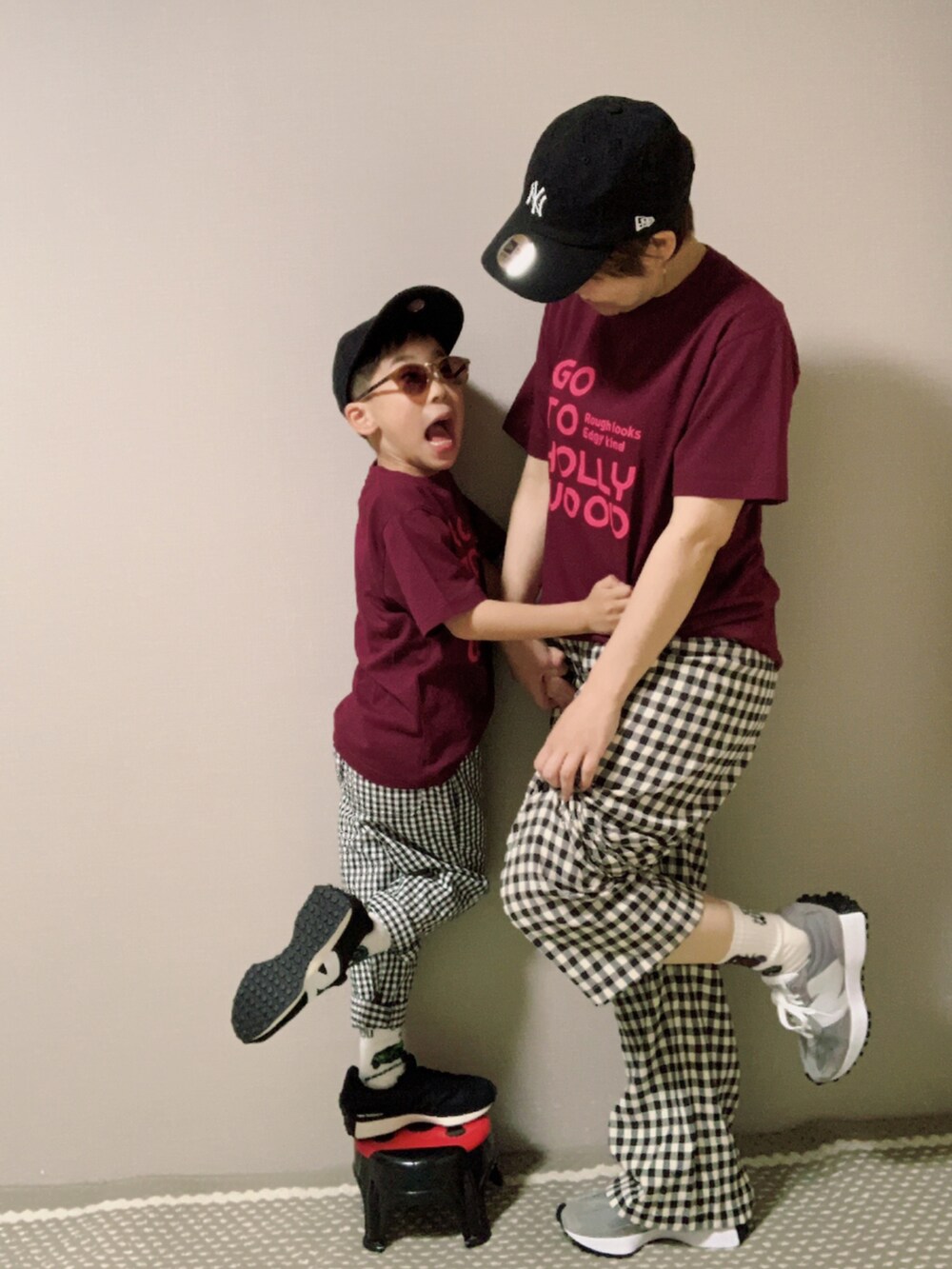 「休日スタイル、ロゴT、カラー×コーデ、ギンガムチェック、GU、プチプラ、New Balance、スニーカーコーデ、キャップ、サングラス、春夏コーデ、リンクコーデ、親子コーデ」｜「GO TO HOLLYWOODのアイテム（Tシャツ/カットソー、レッド系）」を使った、HeROさん（キッズ・110cm）の春コーディネートの2枚目の写真