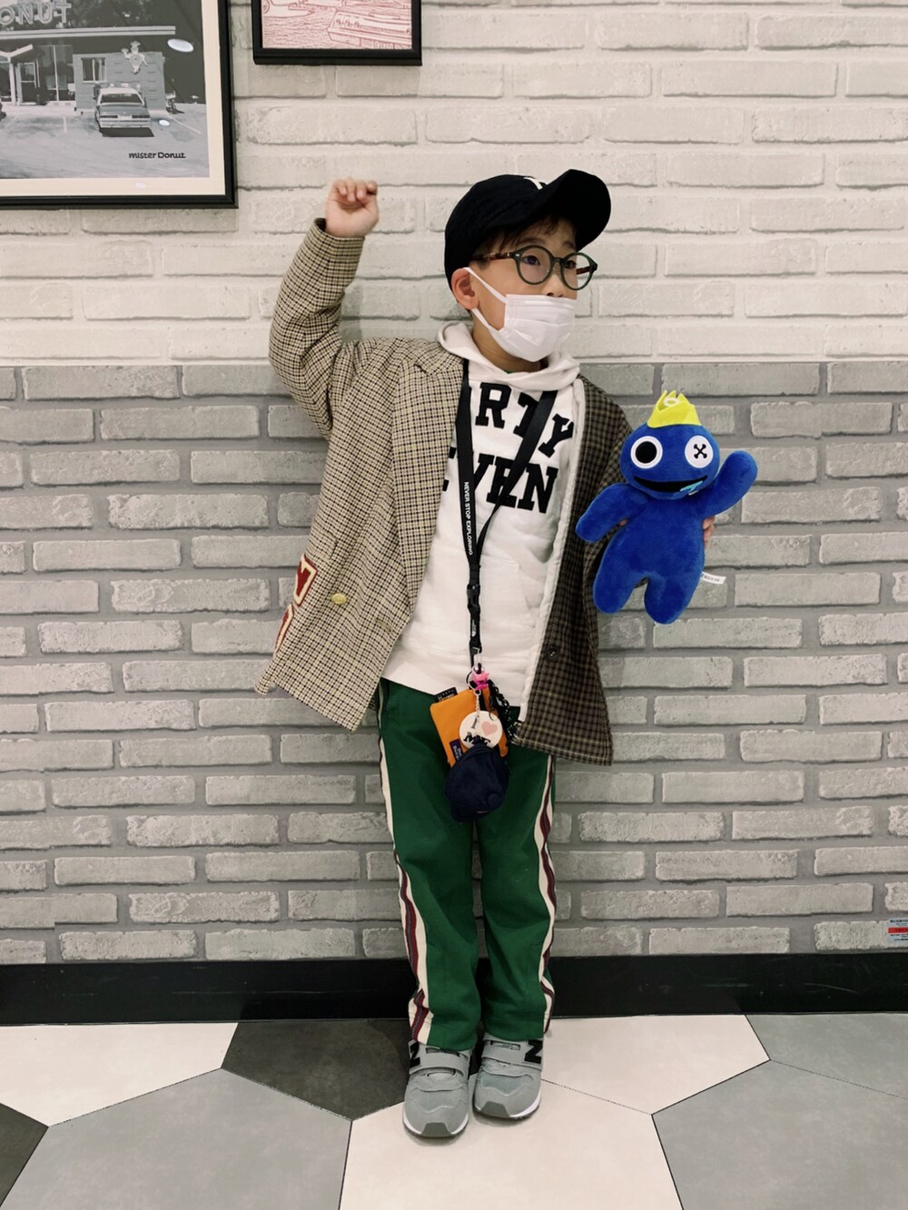 「ジャケット、ベージュ、春アウター、スウェット、パーカー、トラックパンツ、ラインパンツ、カラーパンツ、キャップ、めがね、ストリート、New Balance、スニーカー、春コーデ、リンクコーデ」|「DENIM DUNGAREEのアイテム(パーカー、ホワイト系)」を使った、HeROさん(キッズ・120cm)の春コーディネートの2枚目の写真