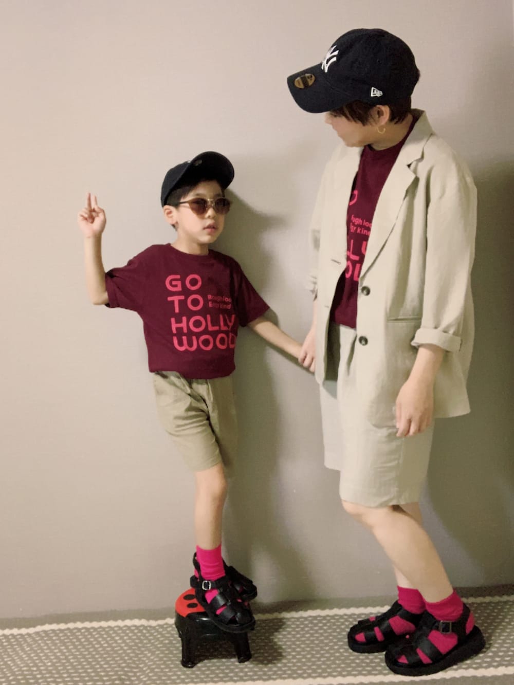 「ZOZOKIDSDAY、ロゴT、ベージュ、ショートパンツ、サンダル、グルカサンダル、サングラス、キャップ、親子コーデ、リンクコーデ、休日スタイル、GLOBAL WORK、カラーソックス、ピンク」|「GO TO HOLLYWOODのアイテム(Tシャツ/カットソー、レッド系)」を使った、HeROさん(キッズ・110cm)の春コーディネートの2枚目の写真