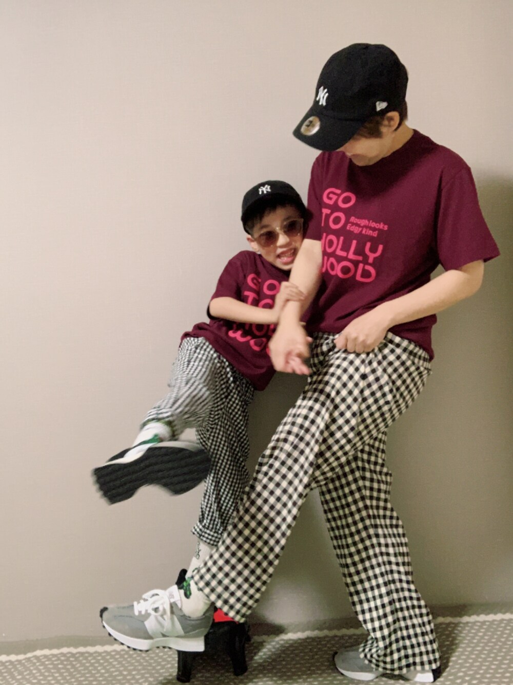 「休日スタイル、ロゴT、カラー×コーデ、ギンガムチェック、GU、プチプラ、New Balance、スニーカーコーデ、キャップ、サングラス、春夏コーデ、リンクコーデ、親子コーデ」｜「GO TO HOLLYWOODのアイテム（Tシャツ/カットソー、レッド系）」を使った、HeROさん（キッズ・110cm）の春コーディネートの3枚目の写真