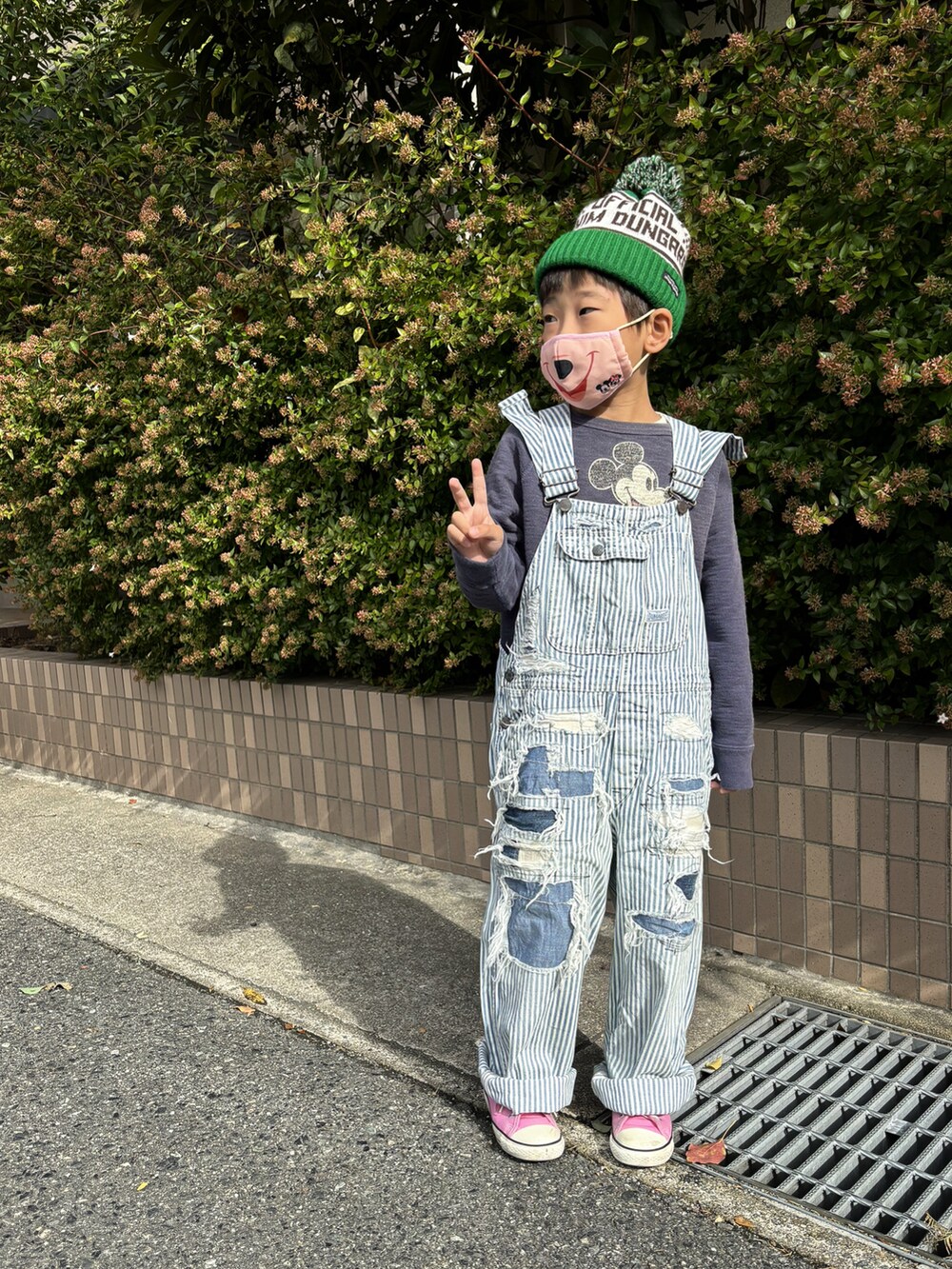 「ファッションを楽しもう、休日スタイル、お出かけコーデ、オーバーオール、サロペット、アメカジ、ニット帽、スウェット、レイヤードスタイル、コンバース、ピンク、スニーカー、淡色コーデ、秋冬コーデ、カジュアル」｜「DENIM DUNGAREEのアイテム（サロペット/オーバーオール、ブルー系）」を使った、HeROさん（キッズ・121cm）の秋コーディネートの3枚目の写真