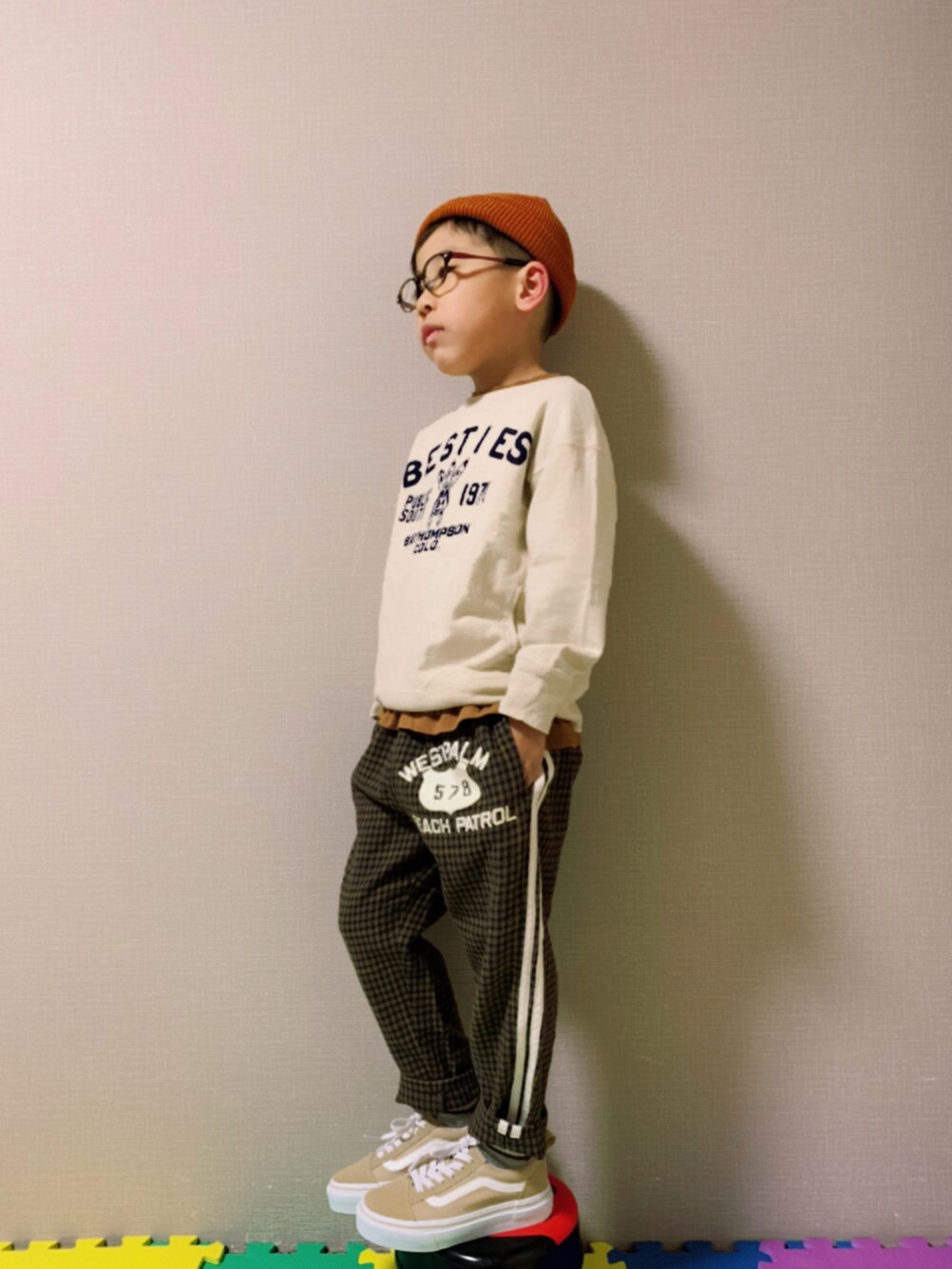 「チェックパンツ、チェック柄に恋してる、チョコ色に染まれ、ロゴスウェット、スウェット、VANS、ニット帽、めがね、レイヤードスタイル、カジュアルコーデ、古着MIX」|「DENIM DUNGAREEのアイテム(スウェット、ホワイト系)」を使った、HeROさん(キッズ・110cm)の冬コーディネートの2枚目の写真