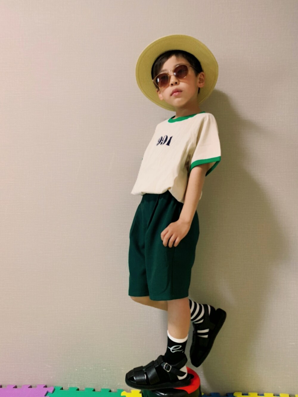 「ごきげんウィーク、休日スタイル、グリーン、ZOZOKIDSDAY、モード、フォーマル、ロゴT、ハーフパンツ、グルカサンダル、サングラス、カンカン帽、BREEZE、春夏コーデ、タックイン、白Tシャツ」｜「LOWRYS FARMのリンガーＴＥＥＳＳ　938944（Tシャツ/カットソー、ベージュ系）」を使った、HeROさん（キッズ・110cm）の春コーディネートの2枚目の写真