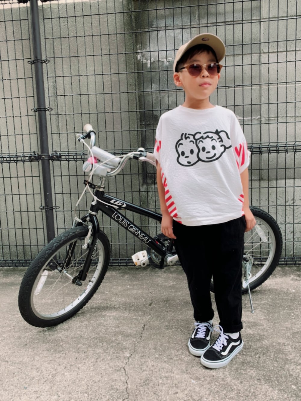 「ボーダー、白Tシャツ、プリントT、VANS、スニーカーコーデ、ストリート、キャップ、サングラス、カジュアルコーデ、夏コーデ、夏だ！Tシャツ着よう！、ビッグシルエット」｜「GROOVY COLORSのアイテム（Tシャツ/カットソー、レッド系）」を使った、HeROさん（キッズ・110cm）の夏コーディネートの4枚目の写真