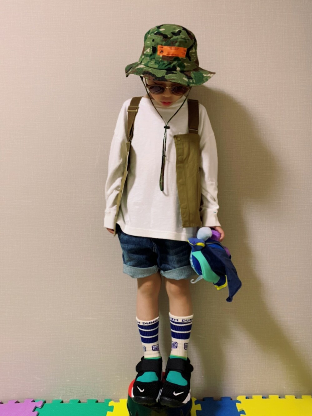 「ZOZOKIDSDAY、アウトドアスタイル、ベスト、ショートパンツ、デニム、バケットハット、サングラス、ロンT、エアリフト、NIKE、カモフラ、カジュアルコーデ、春夏コーデ」｜「antiquaのハントベスト（ベスト、ベージュ系）」を使った、HeROさん（キッズ・110cm）の春コーディネートの3枚目の写真
