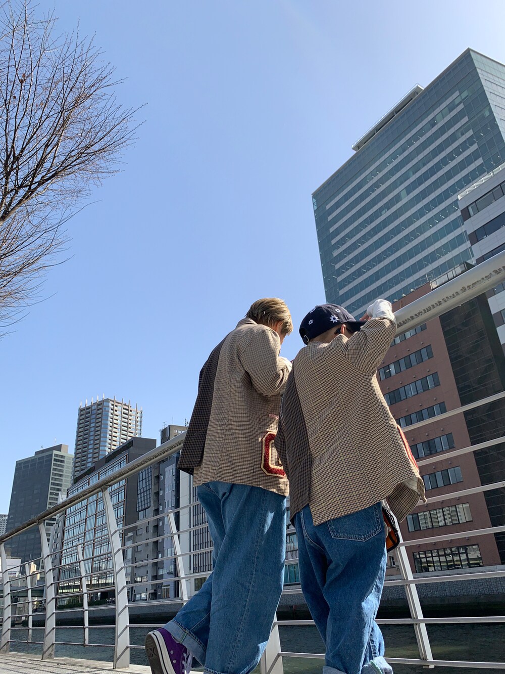 「春服デビュー宣言、ジャケット、チェック、ロゴT、デニム、デニムパンツ、ワイドパンツ、コンバース、ハイカットスニーカー、ポシェット、キャップ、花柄、めがね、ネオンカラー」｜「GO TO HOLLYWOODのアイテム（Tシャツ/カットソー、イエロー系）」を使った、HeROさん（キッズ・120cm）の春コーディネートの4枚目の写真