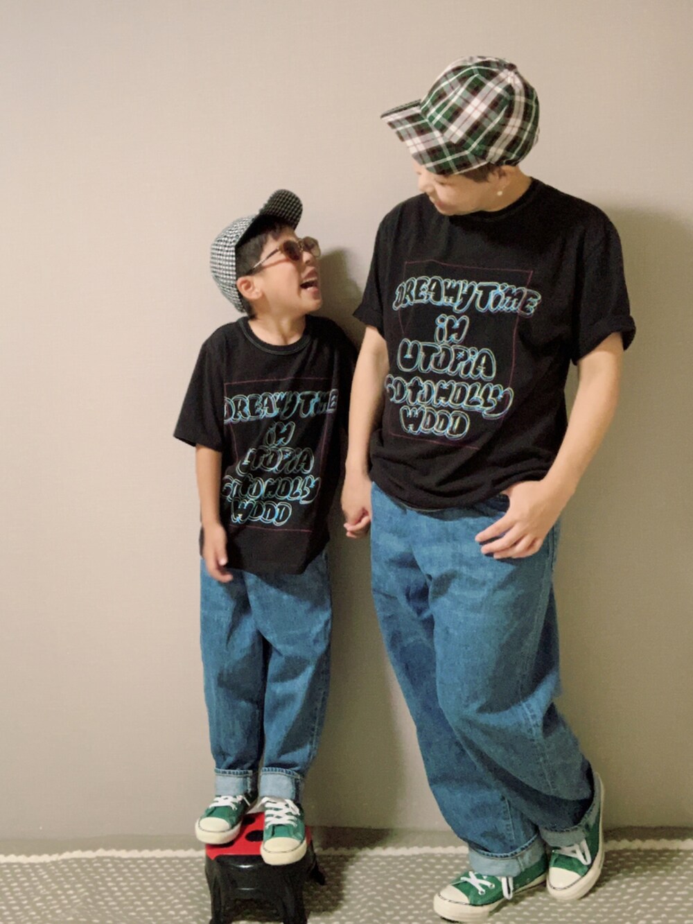 「ロゴT、デニム、デニムパンツ、ワイドパンツ、コンバース、ハイカットスニーカー、グリーン、キャップ、ギンガムチェック、サングラス、夏コーデ、夏だ！Tシャツ着よう！、リンクコーデ、親子コーデ、アメカジ」｜「GO TO HOLLYWOODのアイテム（Tシャツ/カットソー、ブラック系）」を使った、HeROさん（キッズ・110cm）の夏コーディネートの2枚目の写真