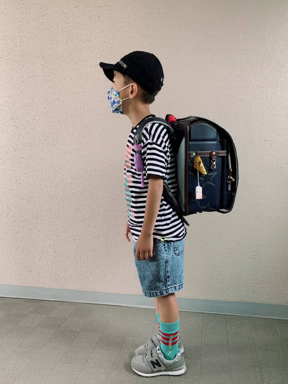 「ボーダー、プリントT、夏だ！Tシャツ着よう！、ハーフパンツ、ショートパンツ、デニム、デニムパンツ、カラーソックス、スニーカー、New Balance、キャップ、夏コーデ」｜「frankygrowのアイテム（Tシャツ/カットソー、ブラック系）」を使った、HeROさん（キッズ・120cm）の夏コーディネートの2枚目の写真