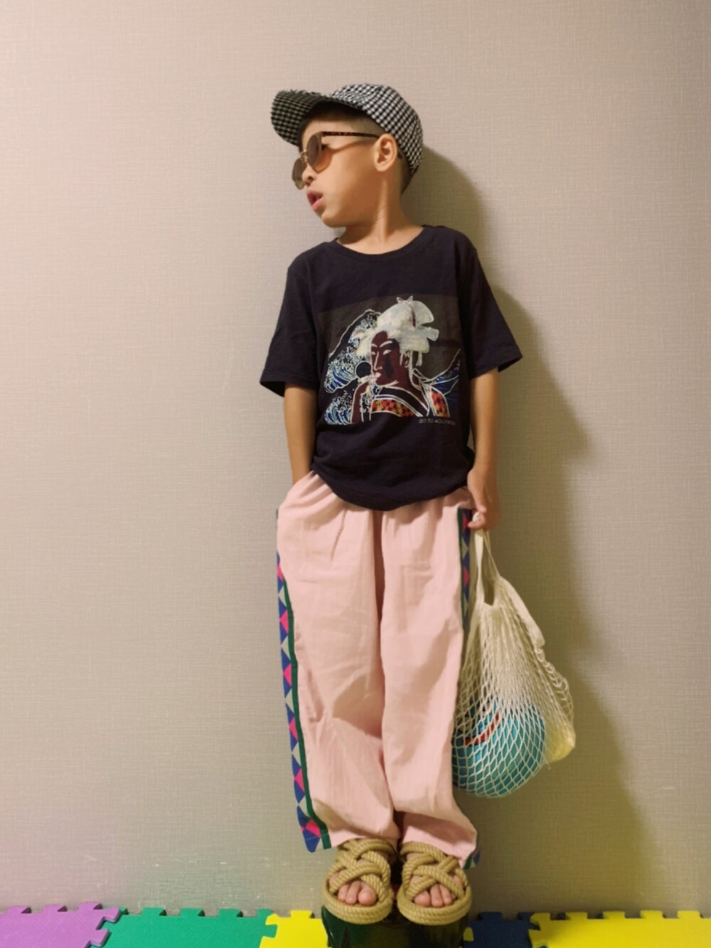 「メッシュ、メッシュバッグ、夏だ！Tシャツ着よう！、プリントT、カラーパンツ、ラインパンツ、夏セールで買いました、サンダル、ギンガムチェック、キャップ、プチプラ、サングラス、休日コーデ、ピンク」｜「GO TO HOLLYWOODのアイテム（Tシャツ/カットソー、ブラック系）」を使った、HeROさん（キッズ・110cm）の夏コーディネートの2枚目の写真