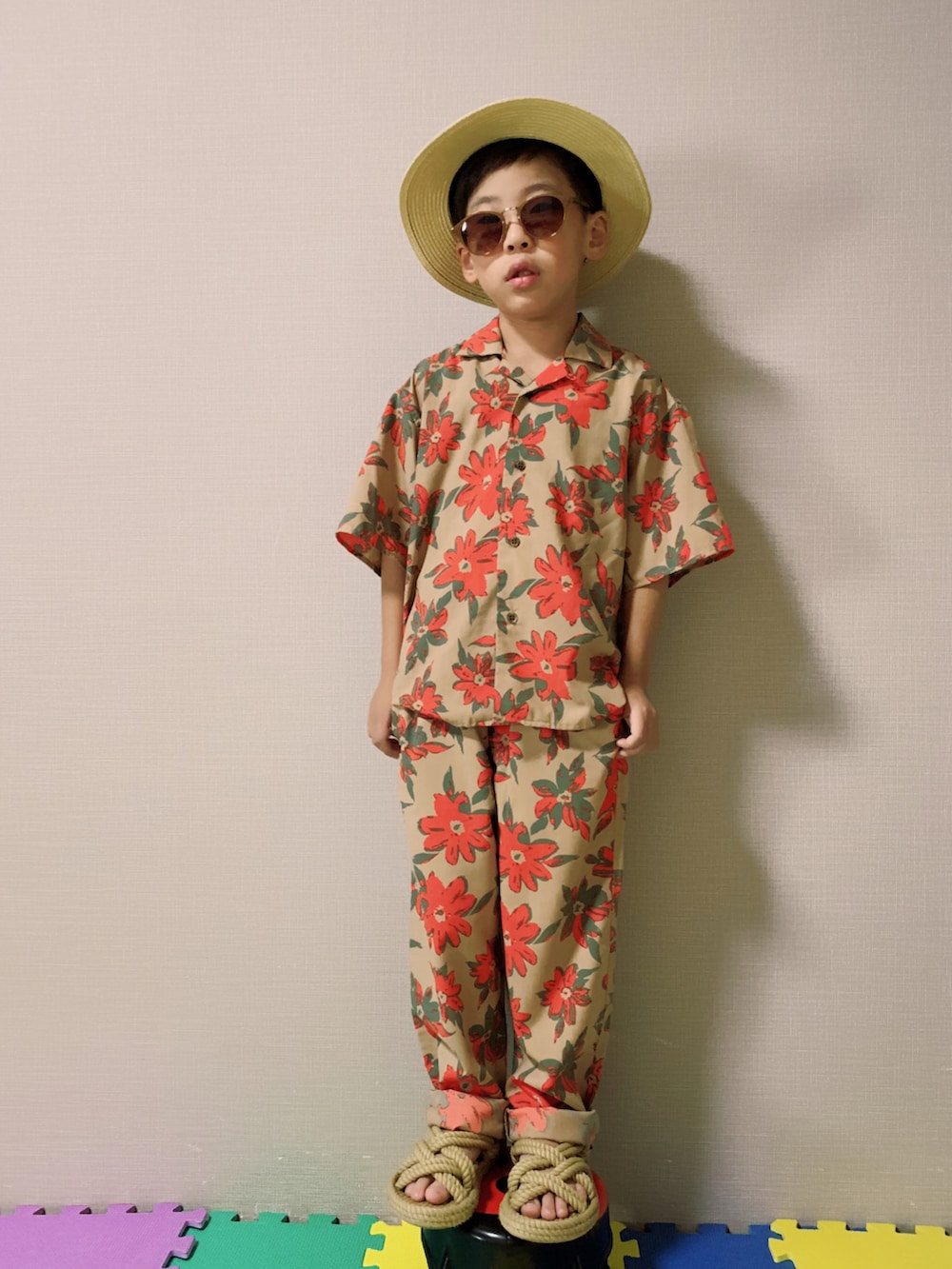「麦わら帽子、カンカン帽、BREEZE、柄シャツ、花柄、セットアップ、サンダル、淡色コーデ、サングラス、夏コーデ」｜「こども ビームスのARCH&LINE / フラワー オープンカラー シャツ（100～145cm）（シャツ/ブラウス、ベージュ系）」を使った、HeROさん（キッズ・110cm）の夏コーディネートの3枚目の写真