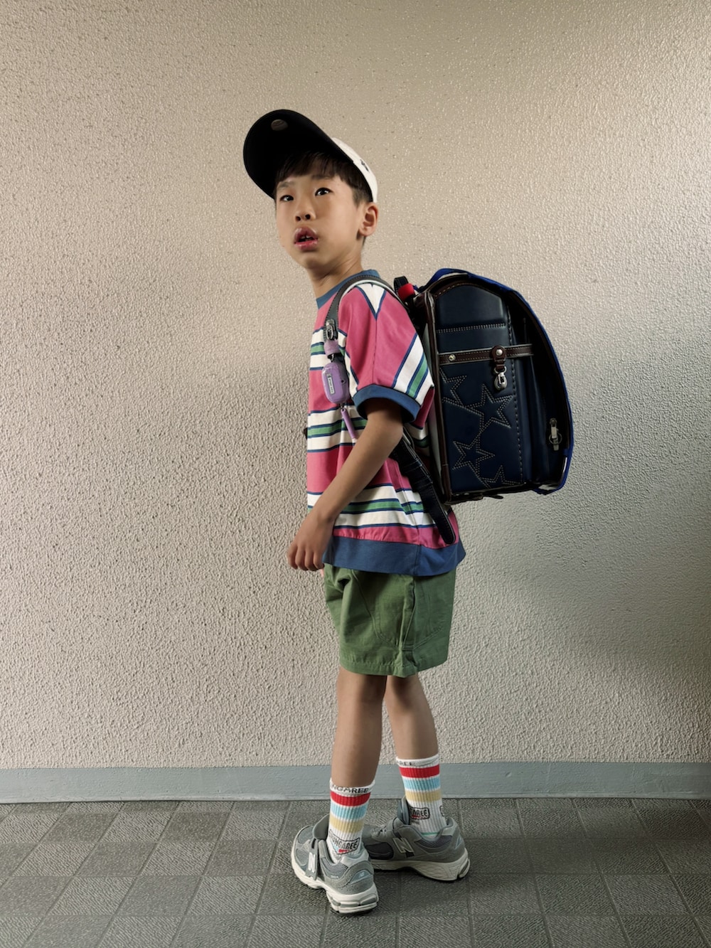 「夏コーデ、ボーダー、ショートパンツ、カーキ、カーゴパンツ、ニューバランス、スニーカー、厚底シューズ、キャップ、パステルカラー、カジュアル、プチプラ、ピンク」｜「chiyumiんのアイテム（Tシャツ/カットソー、ピンク系）」を使った、HeROさん（キッズ・122cm）の夏コーディネートの2枚目の写真
