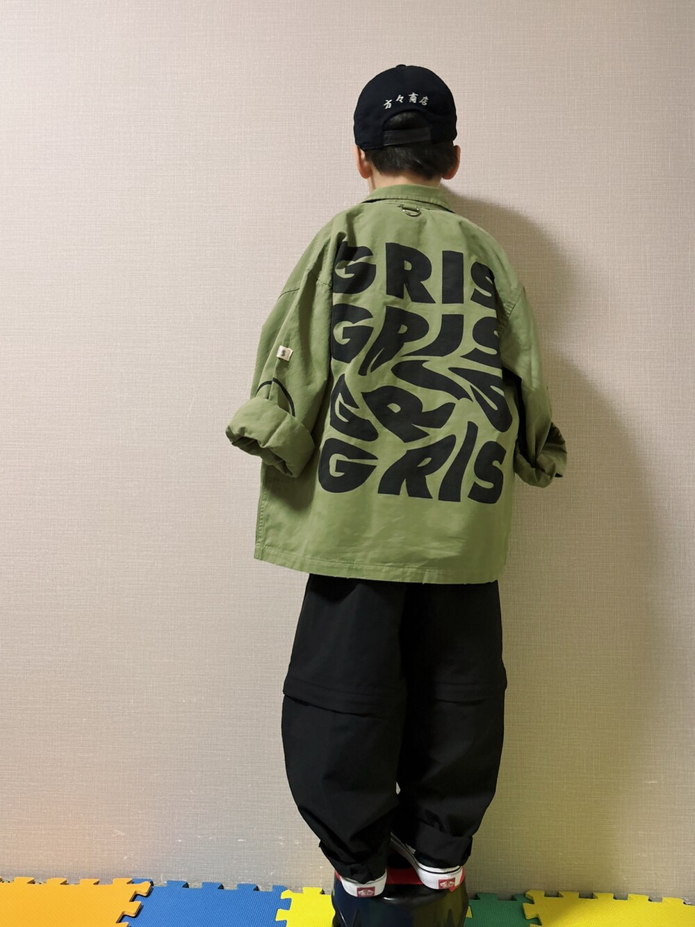 「春のNewスタイル、ジャケット、ジャケットスタイル、ミリタリー、ボーダー、モノトーン、VANS、スニーカーコーデ、モード、キャップ、春コーデ、お出かけコーデ、シンプルスタイル」｜「FITHのボーダー ワイド 長袖Tシャツ（Tシャツ/カットソー、ブラック系）」を使った、HeROさん（キッズ・122cm）の春コーディネートの2枚目の写真