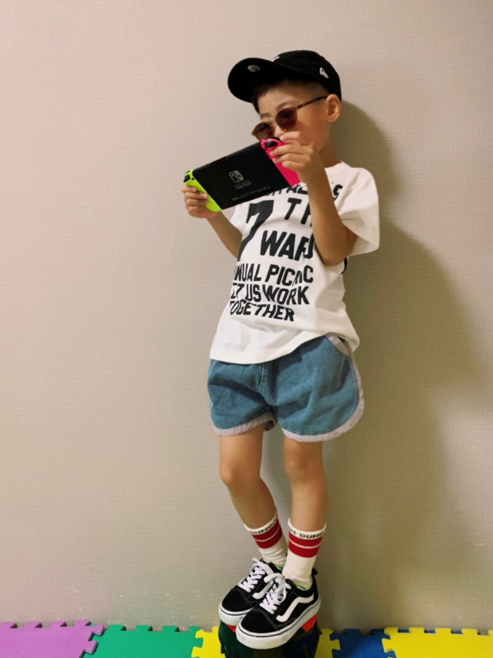 「カジュアルコーデ、柄シャツ、シャツスタイル、白Tシャツ、ロゴT、ショートパンツ、韓国子供服、デニム、デニムパンツ、ラインソックス、VANS、スニーカーコーデ、キャップ、サングラス、グリーン」｜「Ocean&Groundのカメハメハシャツ（90～140cm）（シャツ/ブラウス、グリーン系）」を使った、HeROさん（キッズ・110cm）の夏コーディネートの4枚目の写真