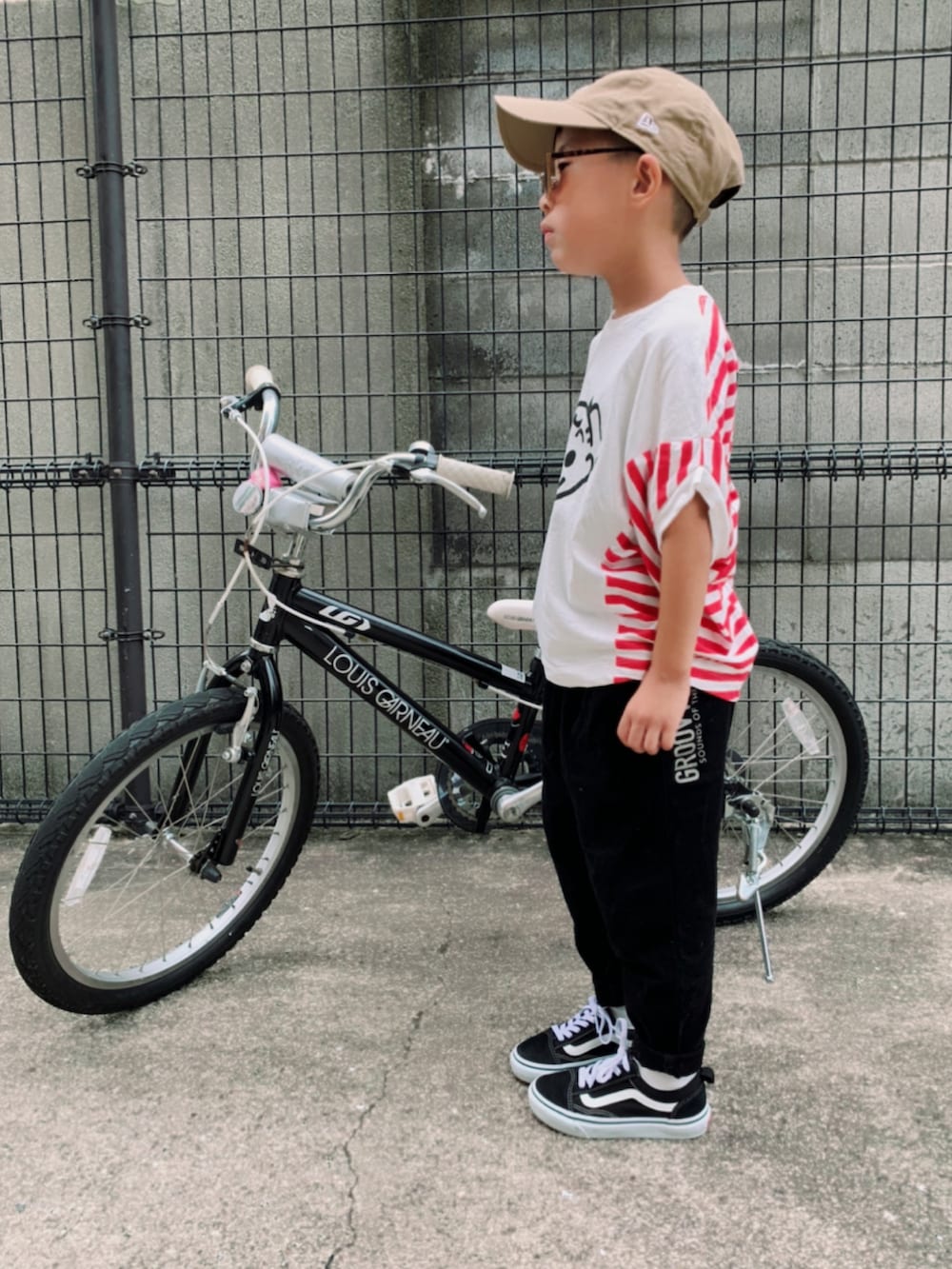 「ボーダー、白Tシャツ、プリントT、VANS、スニーカーコーデ、ストリート、キャップ、サングラス、カジュアルコーデ、夏コーデ、夏だ！Tシャツ着よう！、ビッグシルエット」｜「GROOVY COLORSのアイテム（Tシャツ/カットソー、レッド系）」を使った、HeROさん（キッズ・110cm）の夏コーディネートの2枚目の写真