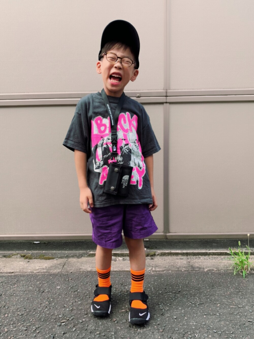 「真夏のアクティブスタイル、キャップ、プリントT、markey's、GU、ハーフパンツ、プチプラ、オレンジ、カラーソックス、エアリフト、NIKE、めがね、ストリート、カラーパンツ」｜「Life Support ProductsのワイドプリントTシャツ（80～150cm）（Tシャツ/カットソー、グレー系）」を使った、HeROさん（キッズ・110cm）の夏コーディネートの3枚目の写真
