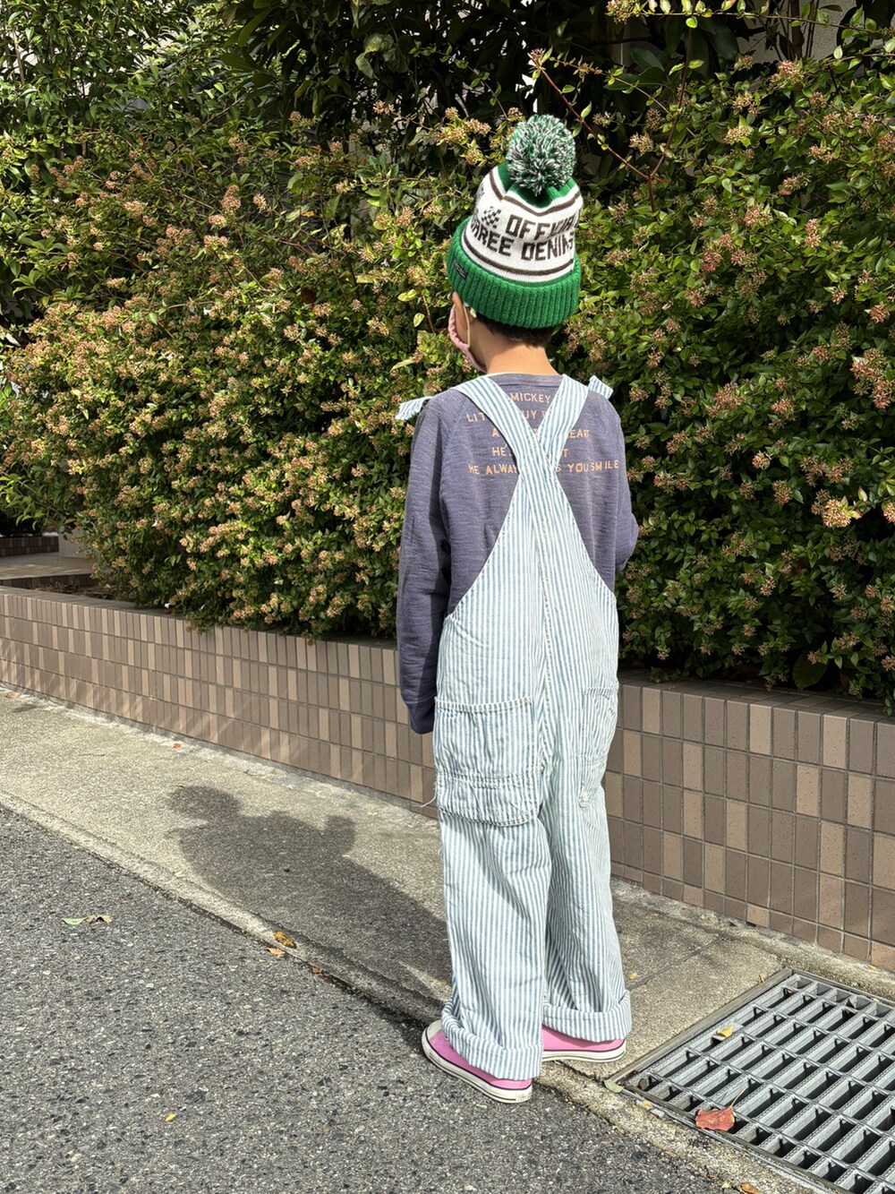 「ファッションを楽しもう、休日スタイル、お出かけコーデ、オーバーオール、サロペット、アメカジ、ニット帽、スウェット、レイヤードスタイル、コンバース、ピンク、スニーカー、淡色コーデ、秋冬コーデ、カジュアル」｜「DENIM DUNGAREEのアイテム（サロペット/オーバーオール、ブルー系）」を使った、HeROさん（キッズ・121cm）の秋コーディネートの2枚目の写真
