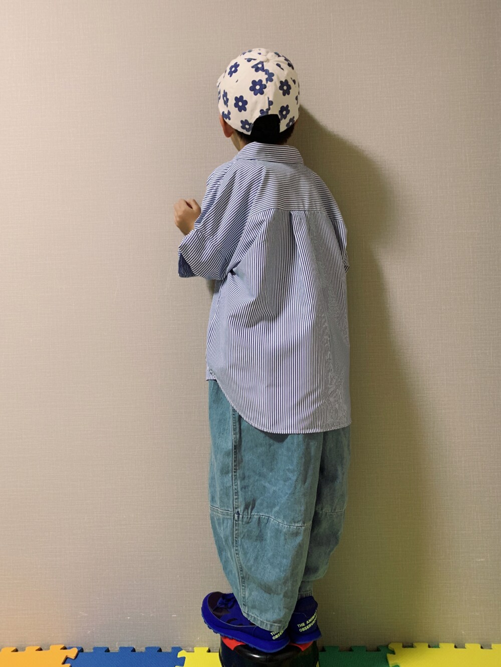 「春服デビュー宣言、シャツスタイル、青、ストライプ、サロペット、韓国子供服、ロゴT、キャップ、花柄、サングラス、スニーカー、ワントーンコーデ、春服みてみて、パステルカラー、パステル映える春」|「WynkenのWynken / TATTO AMORETシャツ(Tシャツ/カットソー、ホワイト系)」を使った、HeROさん(キッズ・120cm)の春コーディネートの4枚目の写真