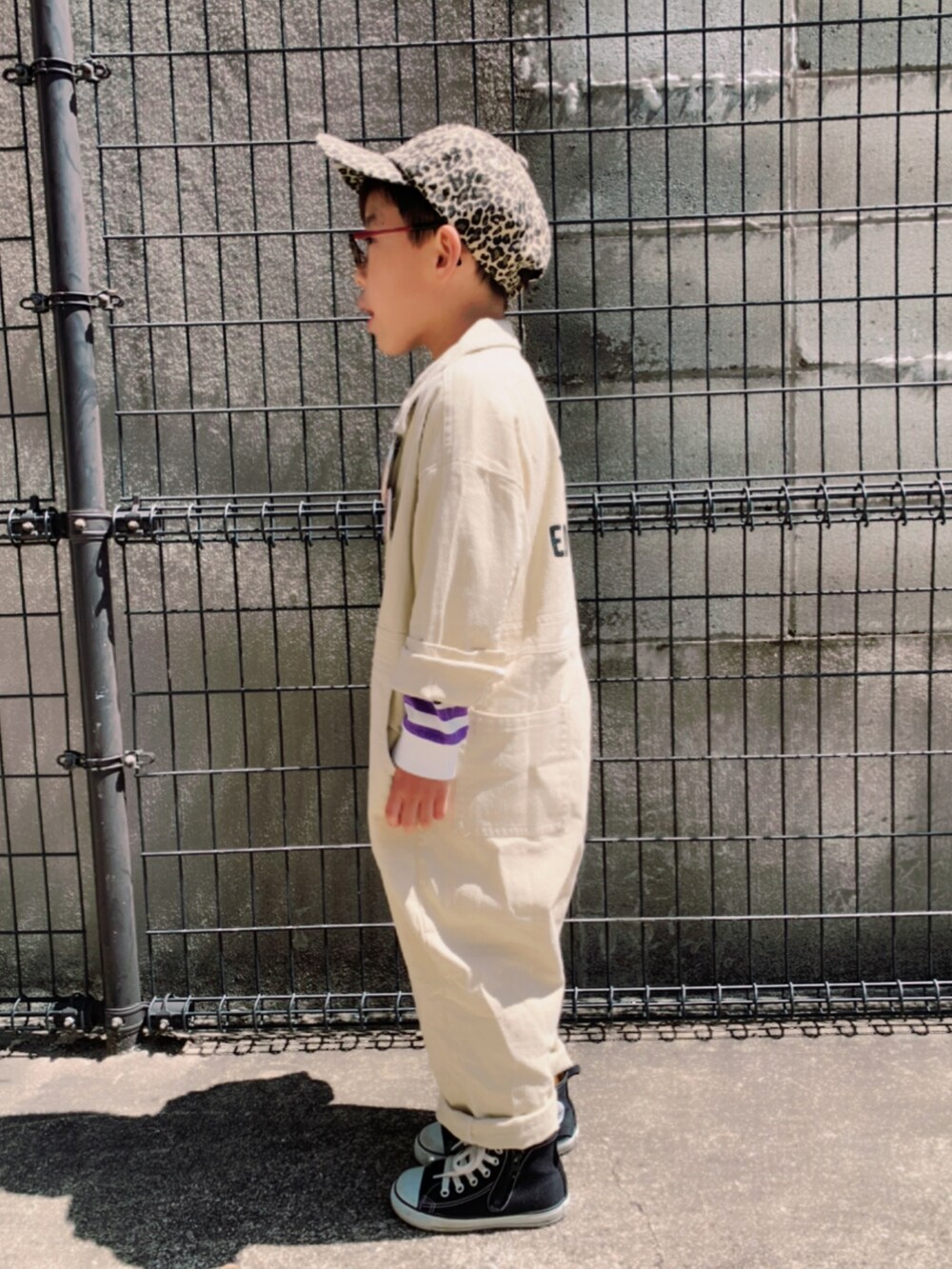 「ZOZOKIDSDAY、オールインワン、韓国子供服、ボーダートップス、ボーダー、めがね、キャップ、レオパード、コンバース、ハイカットスニーカー、カジュアルコーデ、休日スタイル」｜「Koreaのアイテム（つなぎ/オールインワン、ホワイト系）」を使った、HeROさん（キッズ・110cm）の春コーディネートの2枚目の写真
