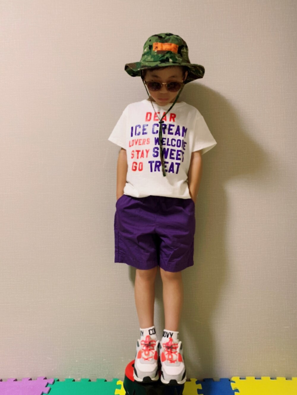 「GU、プチプラ、ハーフパンツ、カラーパンツ、白Tシャツ、ロゴT、NIKE、スニーカーコーデ、サングラス、バケットハット、夏コーデ、夏だ!Tシャツ着よう!、カジュアルコーデ、ビタミンカラー、ネオンカラー」|「DENIM DUNGAREEのアイテム(Tシャツ/カットソー、ホワイト系)」を使った、HeROさん(キッズ・110cm)の夏コーディネートの2枚目の写真