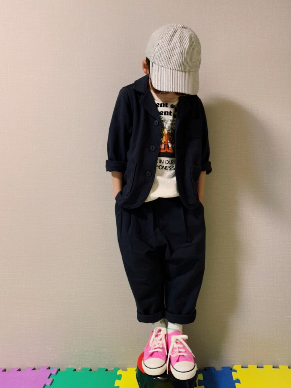 ホワイト系のTシャツ/カットソー、ブルー系のカバーオール、ブルー系のその他パンツを着用したキッズの春コーディネートの3枚目の写真