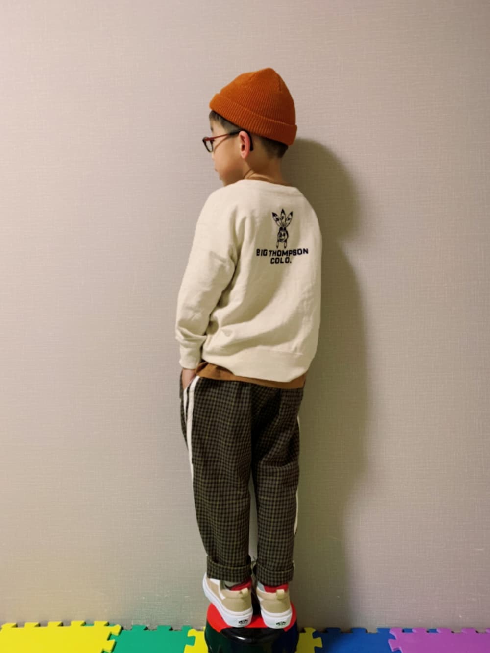 「チェックパンツ、チェック柄に恋してる、チョコ色に染まれ、ロゴスウェット、スウェット、VANS、ニット帽、めがね、レイヤードスタイル、カジュアルコーデ、古着MIX」|「DENIM DUNGAREEのアイテム(スウェット、ホワイト系)」を使った、HeROさん(キッズ・110cm)の冬コーディネートの3枚目の写真