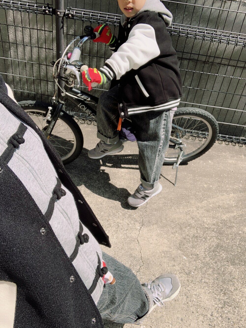 「ストリート、スタジャン、春アウター、プチプラ、春服みてみて、パーカー、スウェット、デニム、デニムパンツ、ワイドパンツ、New Balance、スニーカー、ワントーンコーデ、モノトーン、キャップ」|「PAIRMANON STREETの【PAIRMANON STREET】裏起毛スタジャン(スタジャン、ブラック系)」を使った、HeROさん(キッズ・120cm)の春コーディネートの3枚目の写真