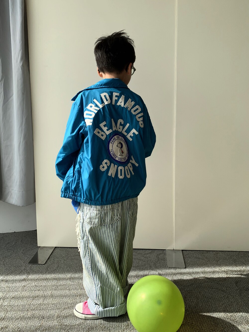 「オーバーオール、サロペット、ヒッコリー、アメカジ、春アウター、春コーデ、ロゴT、ブルー、めがね、コンバース、ピンク、レイヤードスタイル、ワントーンコーデ、ワイドパンツ、休日スタイル」｜「DENIM DUNGAREEのアイテム（ジャケット/アウター、ブルー系）」を使った、HeROさん（キッズ・120cm）の春コーディネートの2枚目の写真