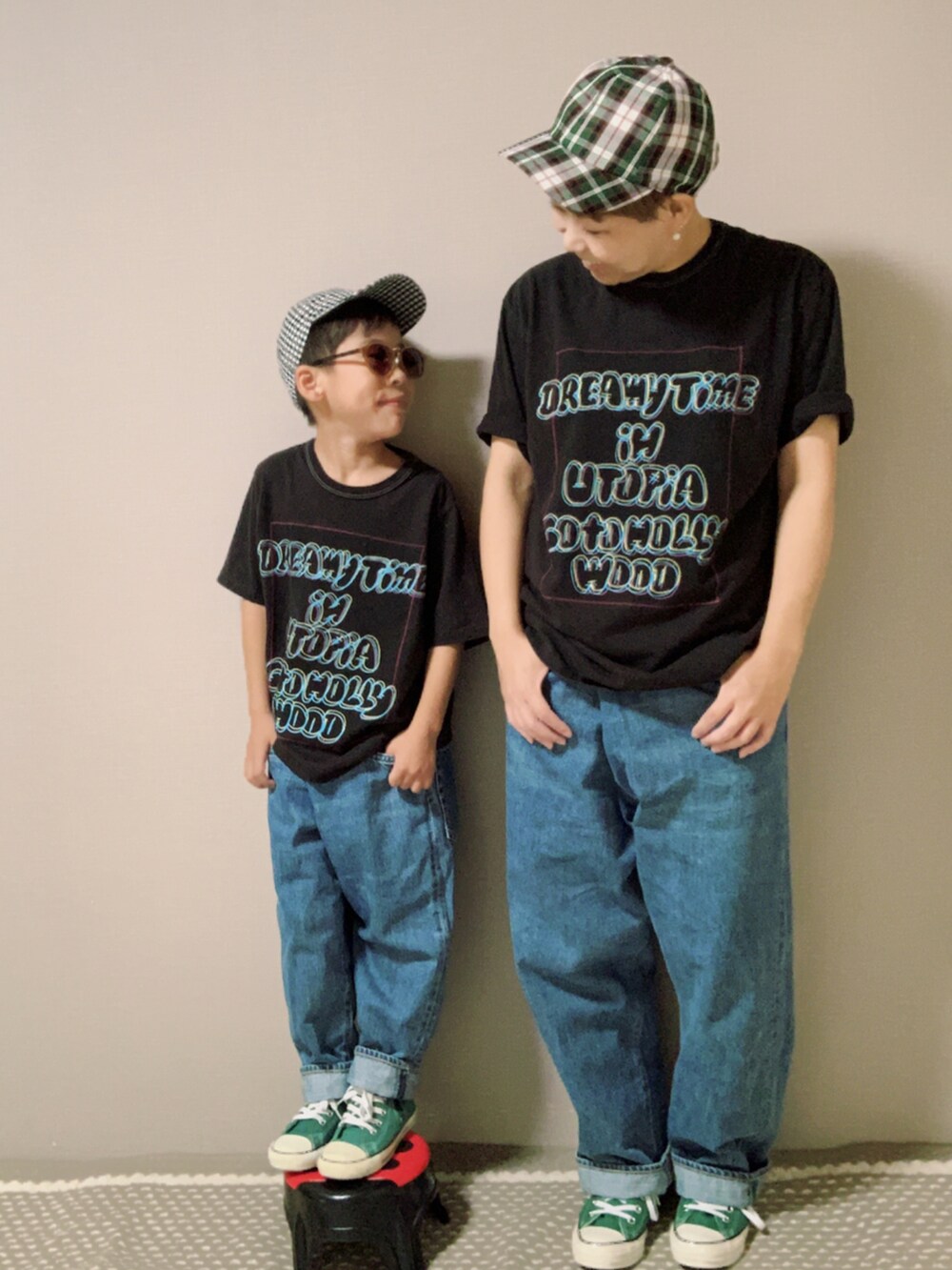 「ロゴT、デニム、デニムパンツ、ワイドパンツ、コンバース、ハイカットスニーカー、グリーン、キャップ、ギンガムチェック、サングラス、夏コーデ、夏だ！Tシャツ着よう！、リンクコーデ、親子コーデ、アメカジ」｜「GO TO HOLLYWOODのアイテム（Tシャツ/カットソー、ブラック系）」を使った、HeROさん（キッズ・110cm）の夏コーディネートの3枚目の写真