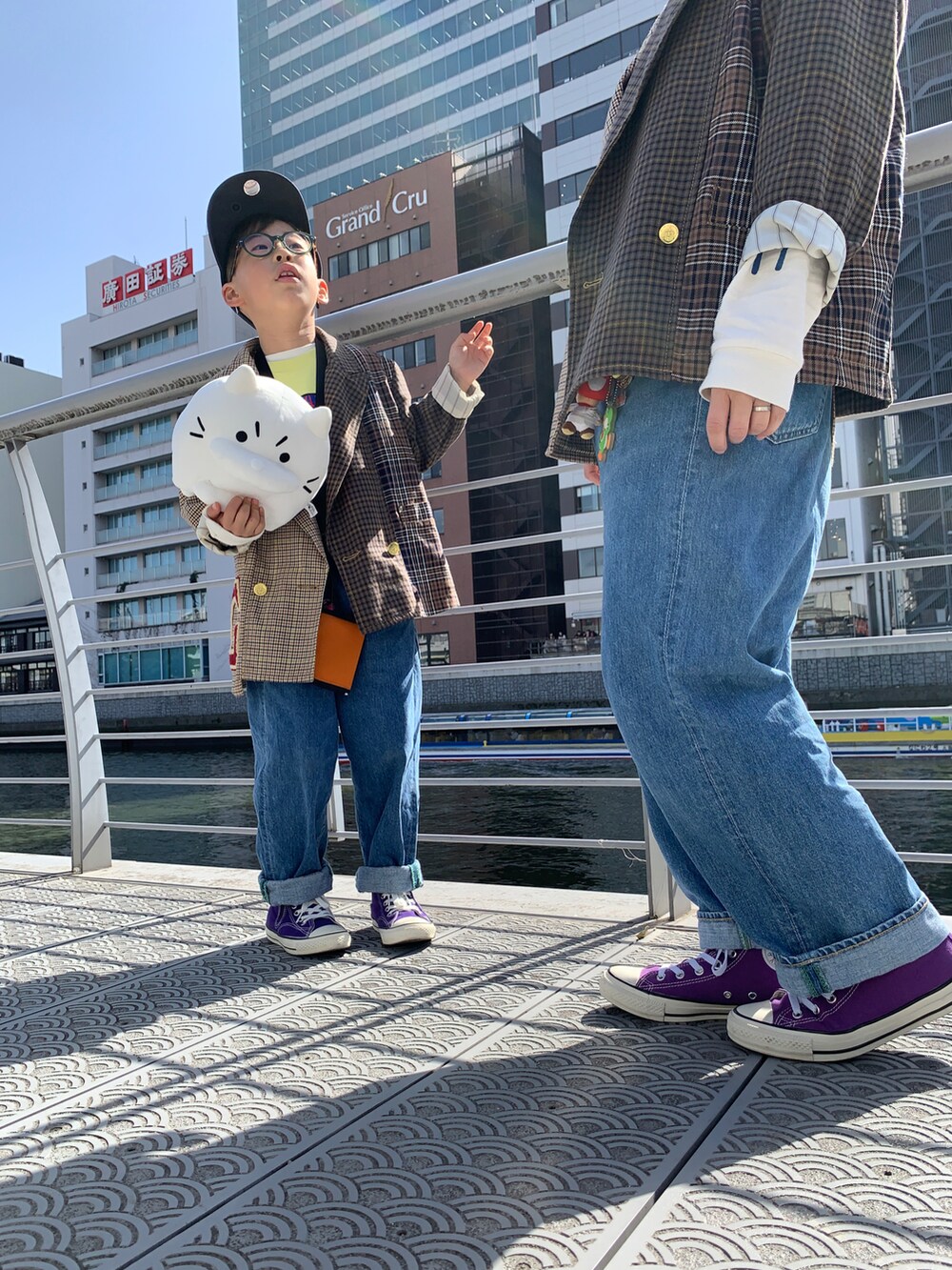 「春服デビュー宣言、ジャケット、チェック、ロゴT、デニム、デニムパンツ、ワイドパンツ、コンバース、ハイカットスニーカー、ポシェット、キャップ、花柄、めがね、ネオンカラー」｜「GO TO HOLLYWOODのアイテム（Tシャツ/カットソー、イエロー系）」を使った、HeROさん（キッズ・120cm）の春コーディネートの3枚目の写真