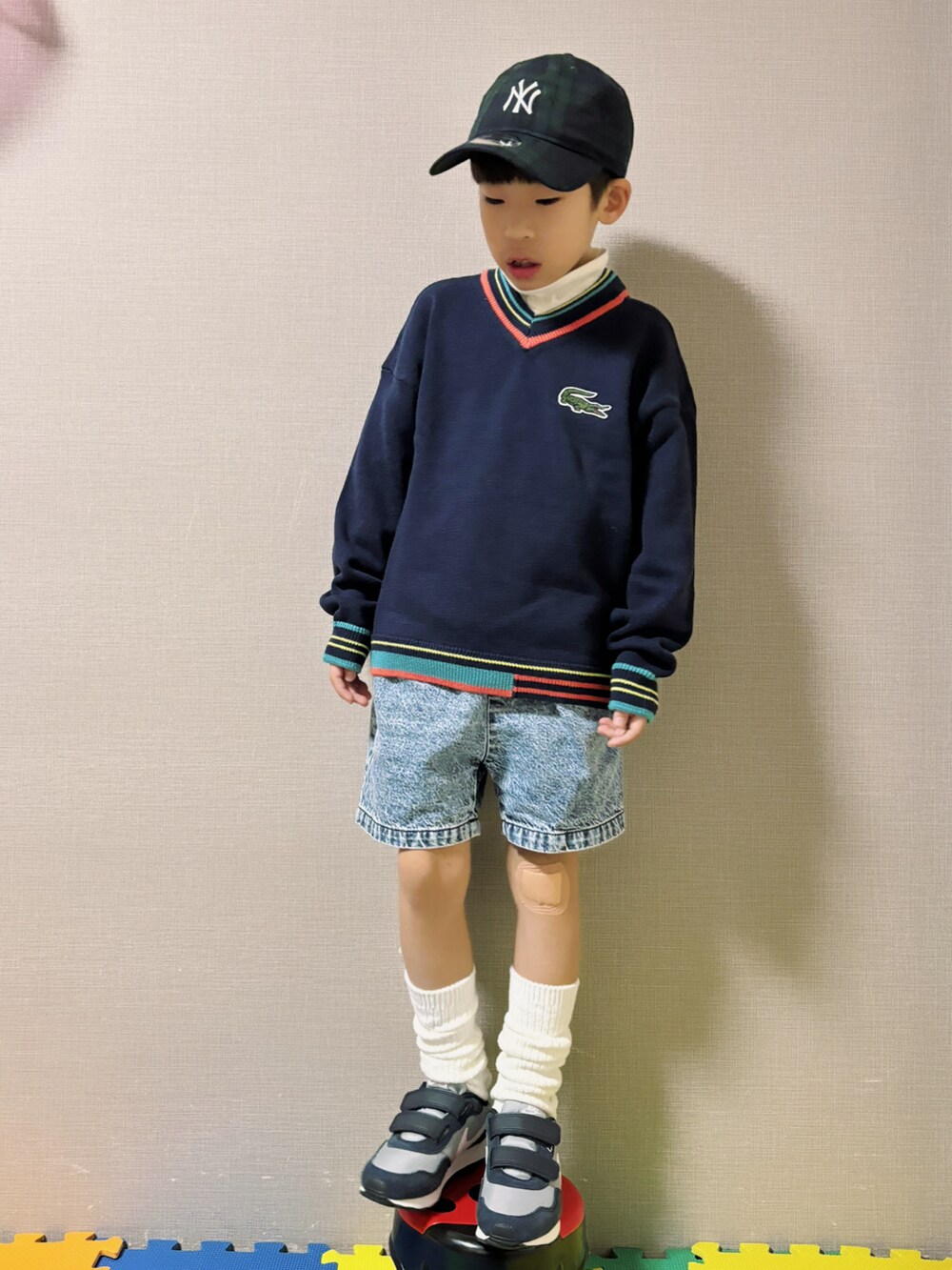 「チルデンニット、ニット、デニム、デニムパンツ、ハーフパンツ、カラー×コーデ、タートルネック、キャップ、チェック、NIKE、スニーカー、スポーツミックス、ワントーンコーデ」|「LACOSTEのアシンメトリーリブニットJUNIORチルデンニットセーター(ニット/セーター、ブルー系)」を使った、HeROさん(キッズ・122cm)の冬コーディネートの2枚目の写真
