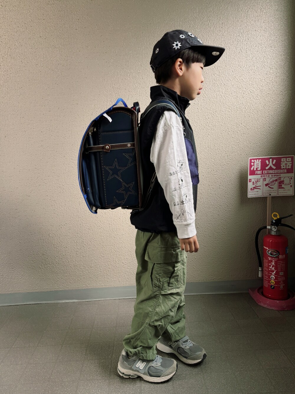 「スポーツミックス、シンプルコーデ、ベスト、ロンT、カーゴパンツ、ミリタリー、ニューバランス、スニーカー、キャップ、レイヤードスタイル、カジュアル」|「CIAOPANIC TYPYの【WEB限定】【KIDS】ドロストナイロンベスト(ベスト、ブラック系)」を使った、HeROさん(キッズ・122cm)の春コーディネートの2枚目の写真