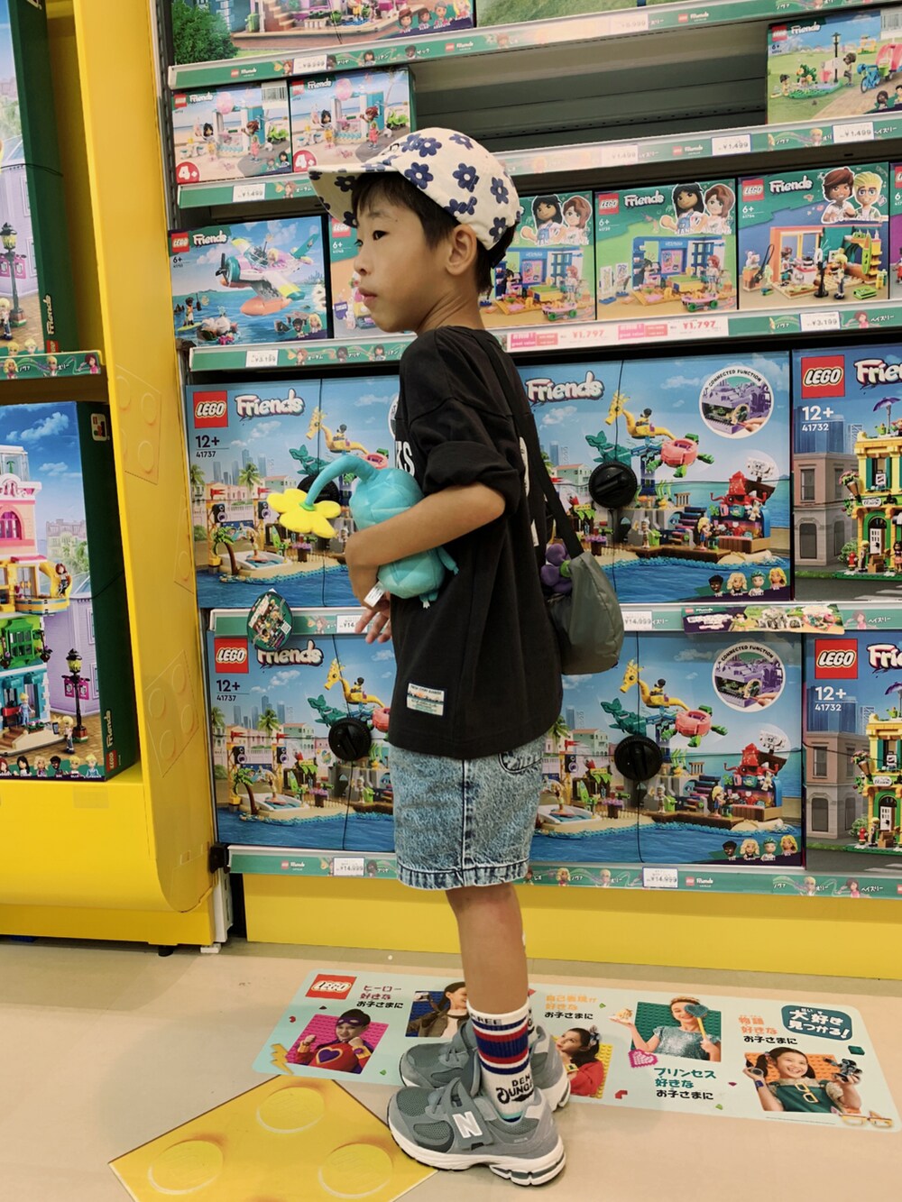 「秋服まるっと大公開、ロンT、プリントT、デニム、デニムパンツ、NEWBALANCE、スニーカー、ハーフパンツ、花柄、キャップ、ショルダーバッグ、カジュアルコーデ、秋コーデ、お出かけコーデ」｜「DENIM DUNGAREEのアイテム（Tシャツ/カットソー、ブラック系）」を使った、HeROさん（キッズ・120cm）の秋コーディネートの2枚目の写真