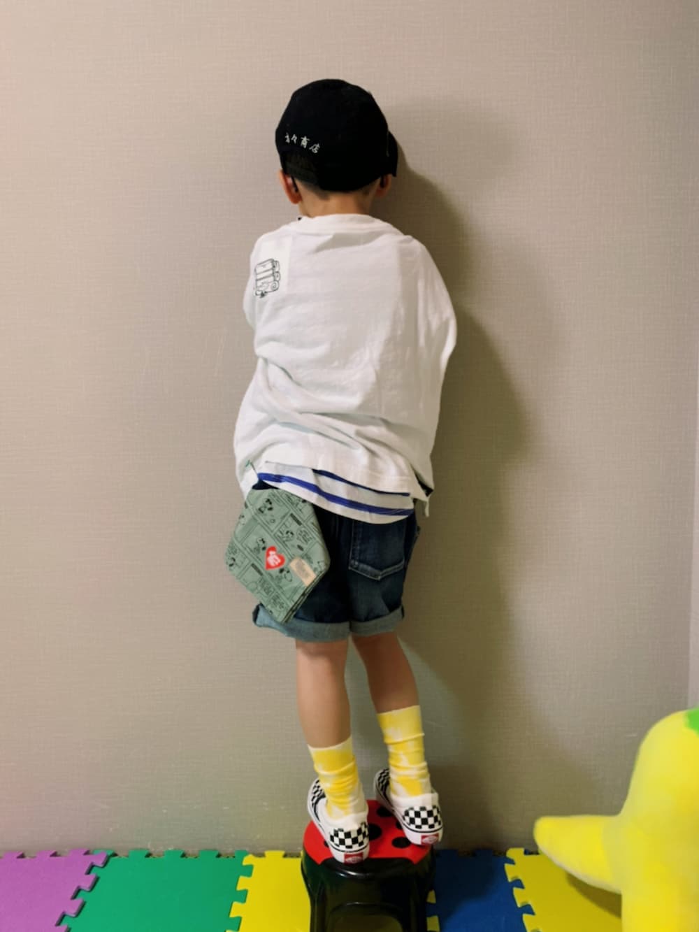 「春服みてみて、ロンT、パステル映える春、パステルカラー、タイダイ柄、スリッポン、韓国子供服、ショートパンツ、デニム、めがね、キャップ、ボーダー、レイヤードスタイル、イエロー、カラーソックス」|「antiquaのボーダーロゴロンT(Tシャツ/カットソー、ホワイト系)」を使った、HeROさん(キッズ・110cm)の春コーディネートの4枚目の写真